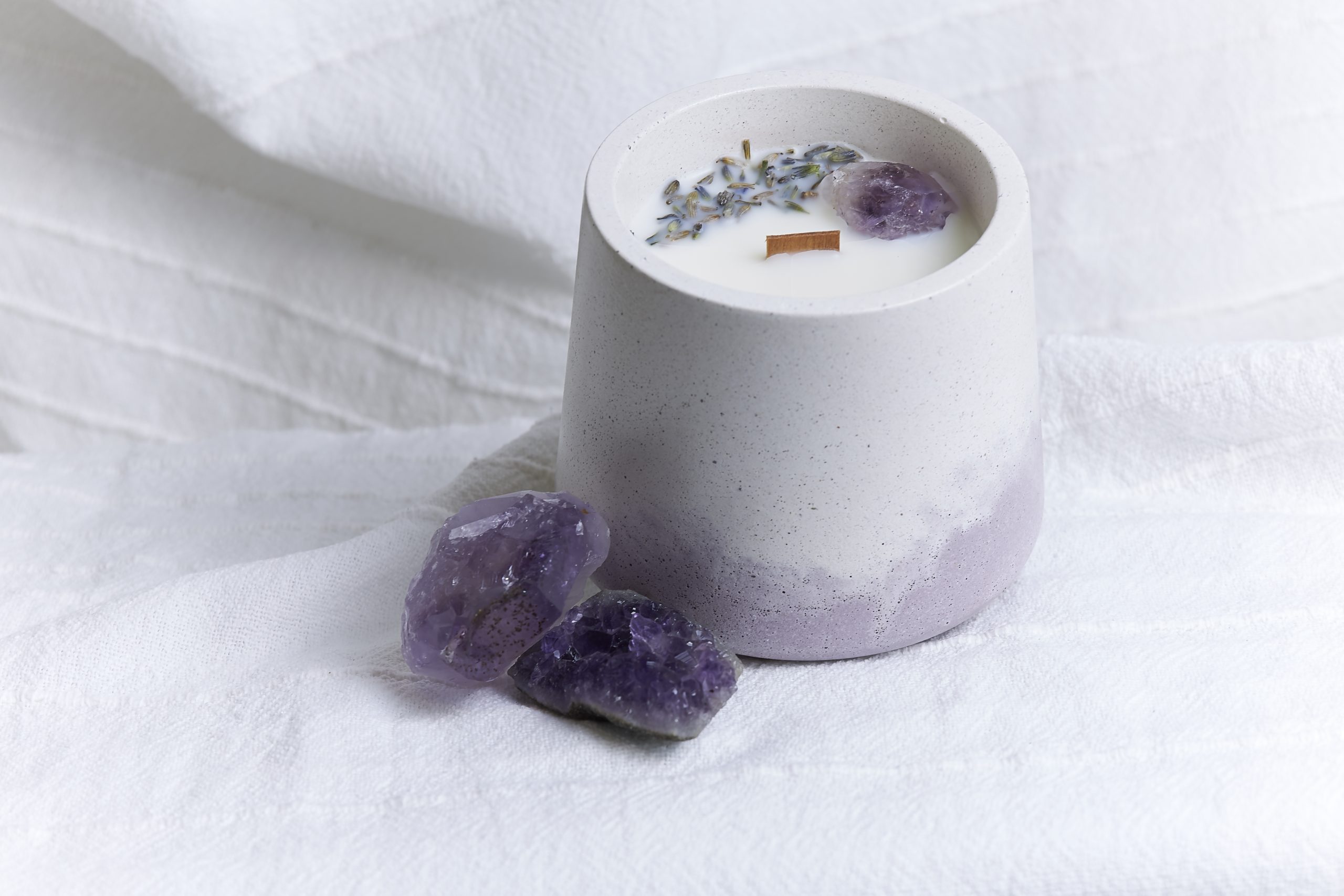 Vela de soja aromática Lavanda Silvestre 4 Vela de soja aromática de lavanda con decoración de flor de lavanda y amatista