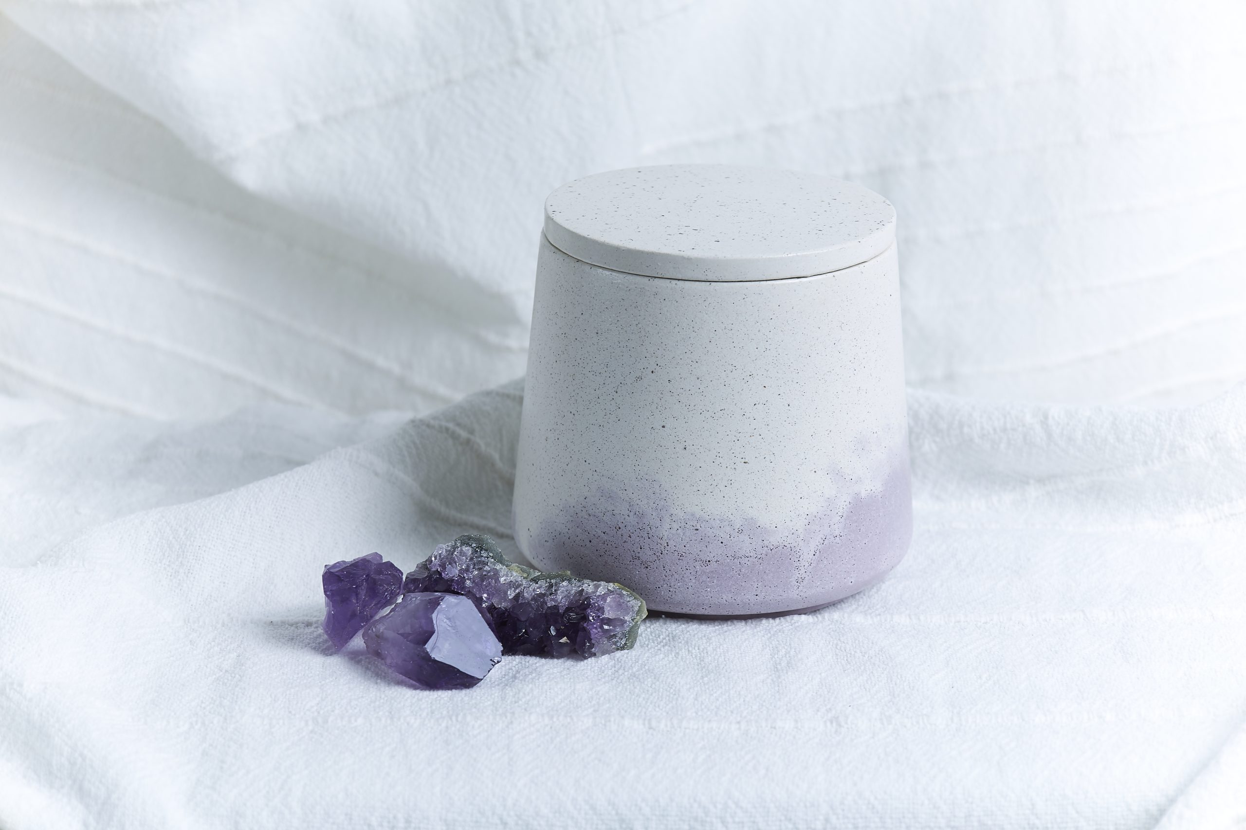 Vela de soja aromática Lavanda Silvestre 3 Vela artesanal de lavanda en envase de cemento reutilizable