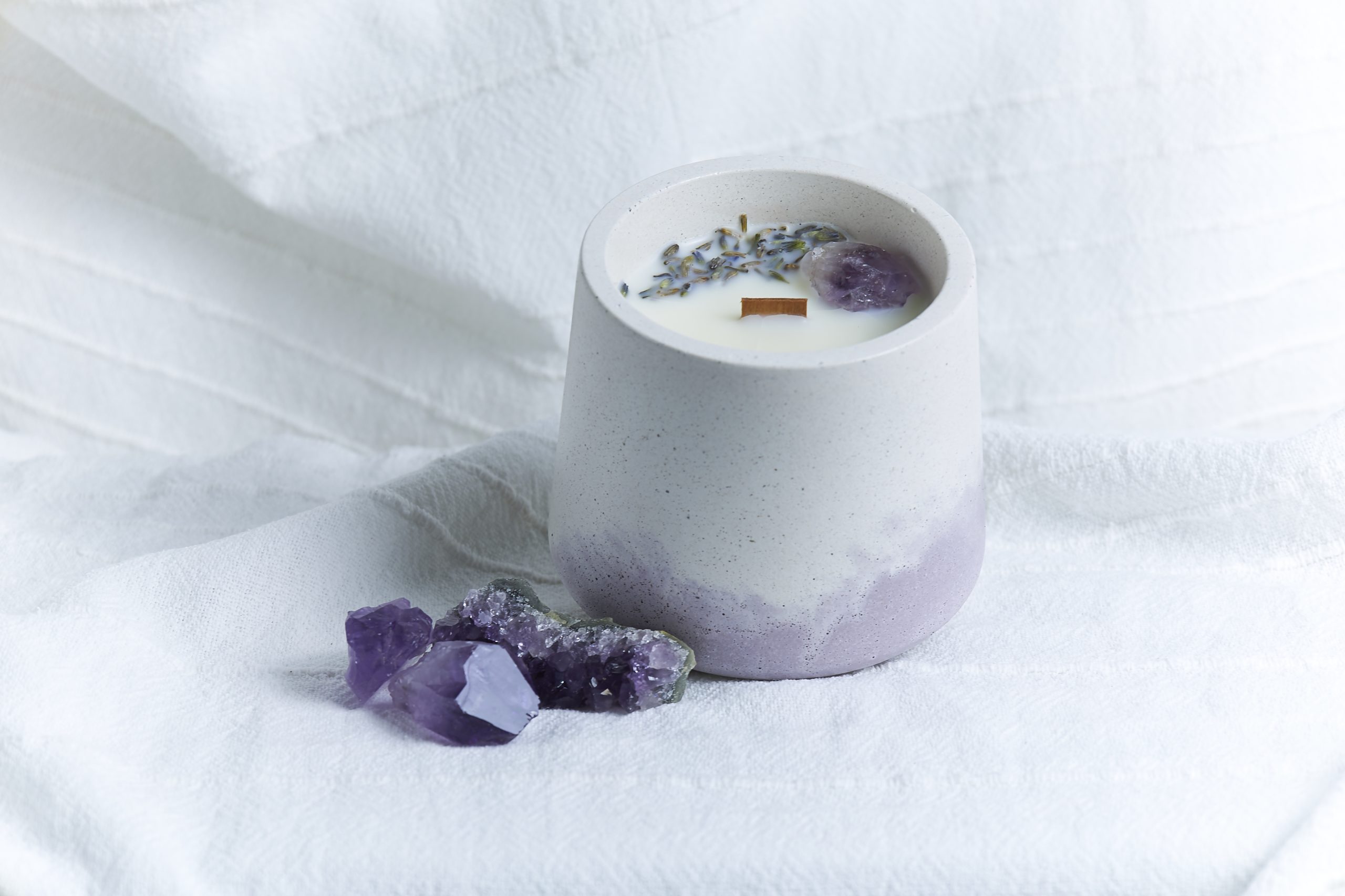 Vela de soja aromática Lavanda Silvestre 1 Vela de soja aromática de lavanda con decoración de flor de lavanda y amatista
