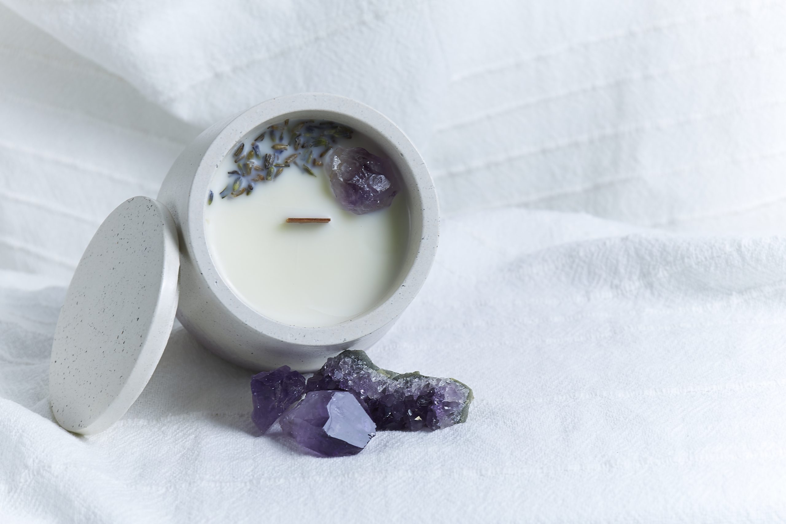 Vela de soja aromática Lavanda Silvestre 6 Vela de soja aromática de lavanda con decoración de flor de lavanda y amatista