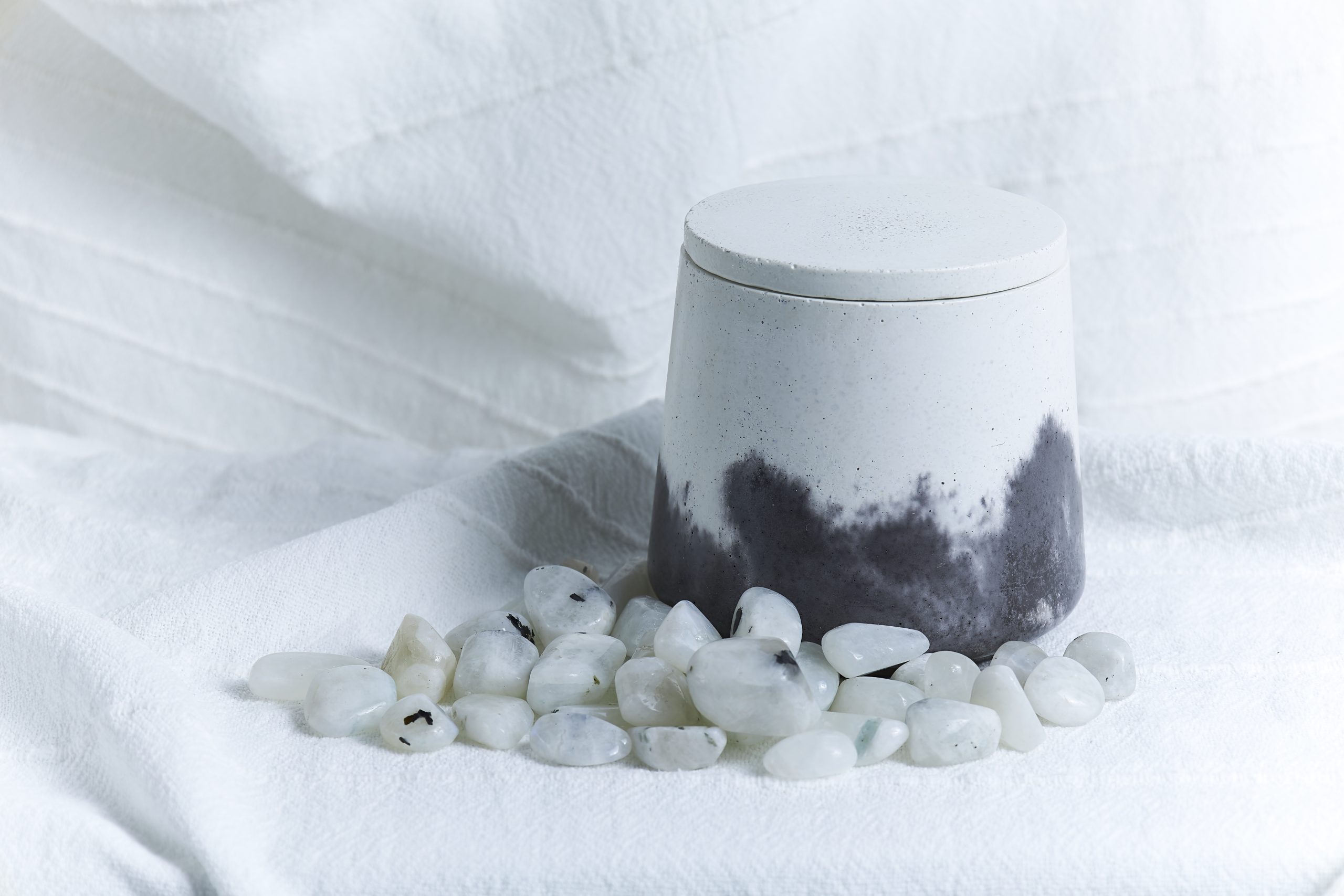 Vela de soja aromática NUR 3 Detalle de la vela de soja madera y cuero NUR en envase de cemento