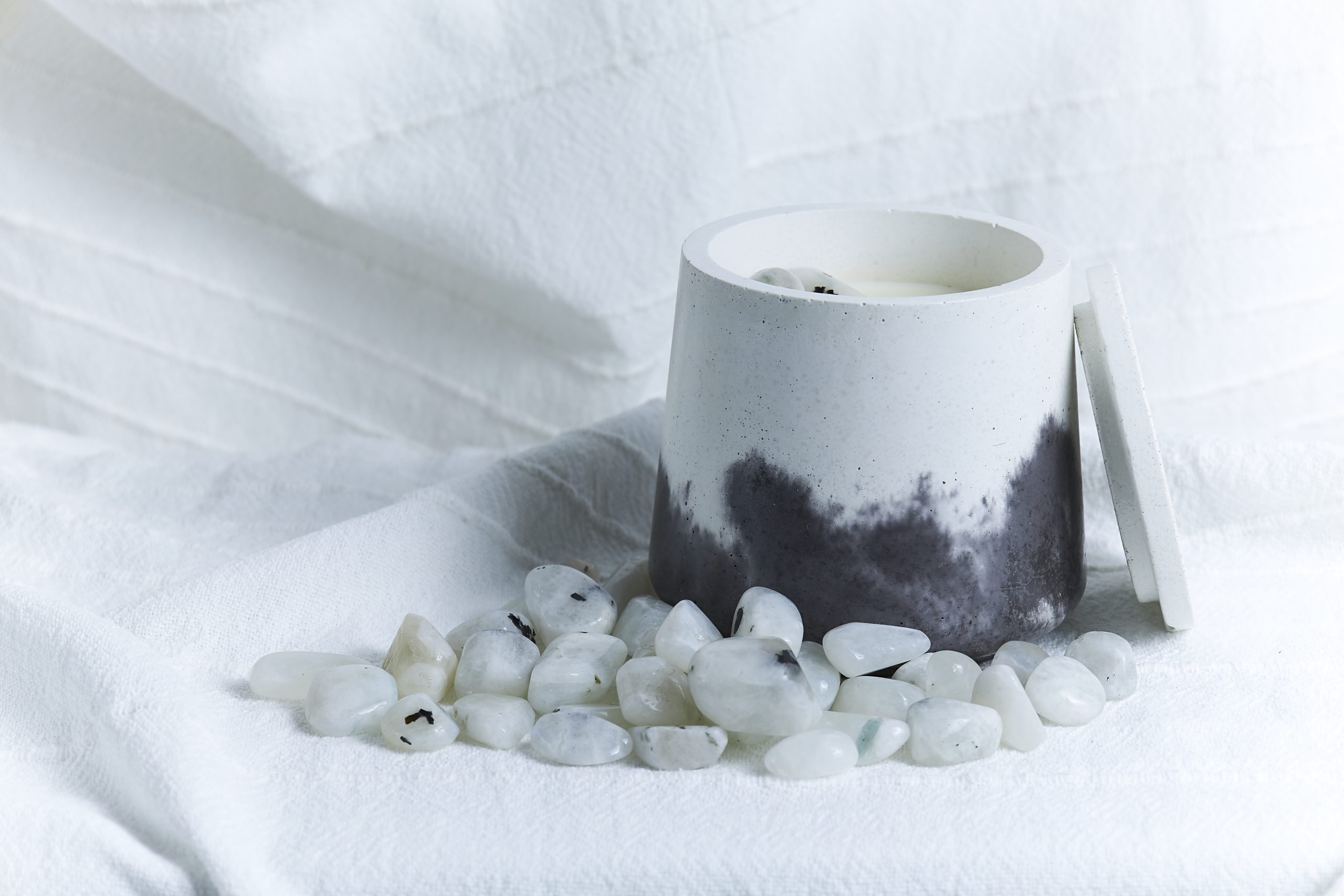 Vela de soja aromática NUR 2 Vela de soja madera y cuero NUR con piedra luna y envase artesanal