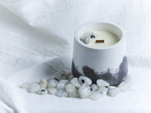 Vela de soja madera y cuero NUR con piedra luna y envase artesanal