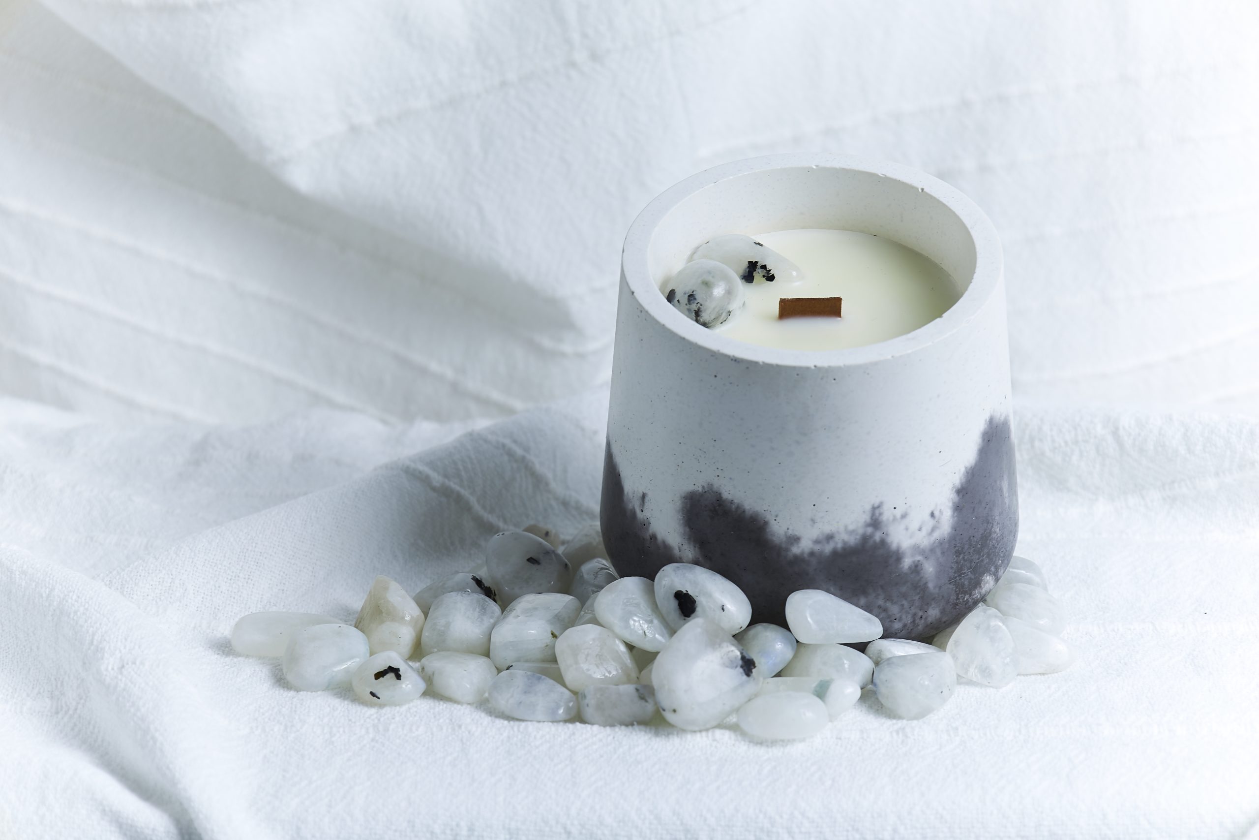 Vela de soja aromática NUR 1 Vela de soja madera y cuero NUR con piedra luna y envase artesanal