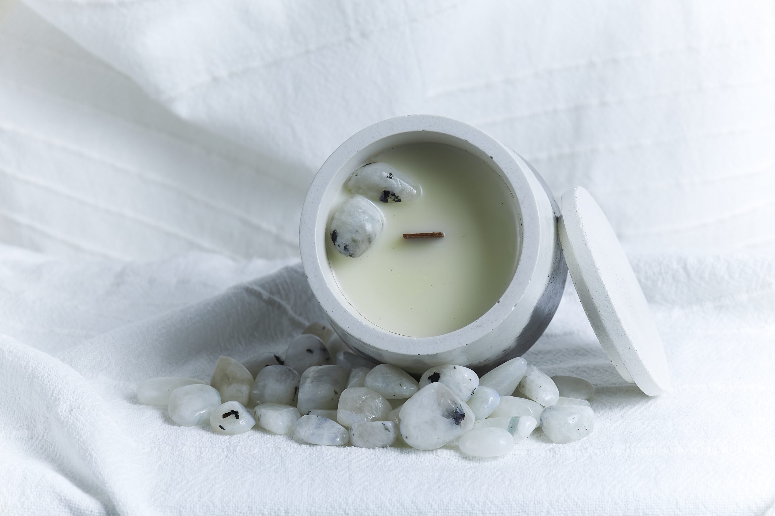 Vela de soja aromática NUR 5 Detalle de la vela de soja madera y cuero NUR con mecha de madera y decoración mineral