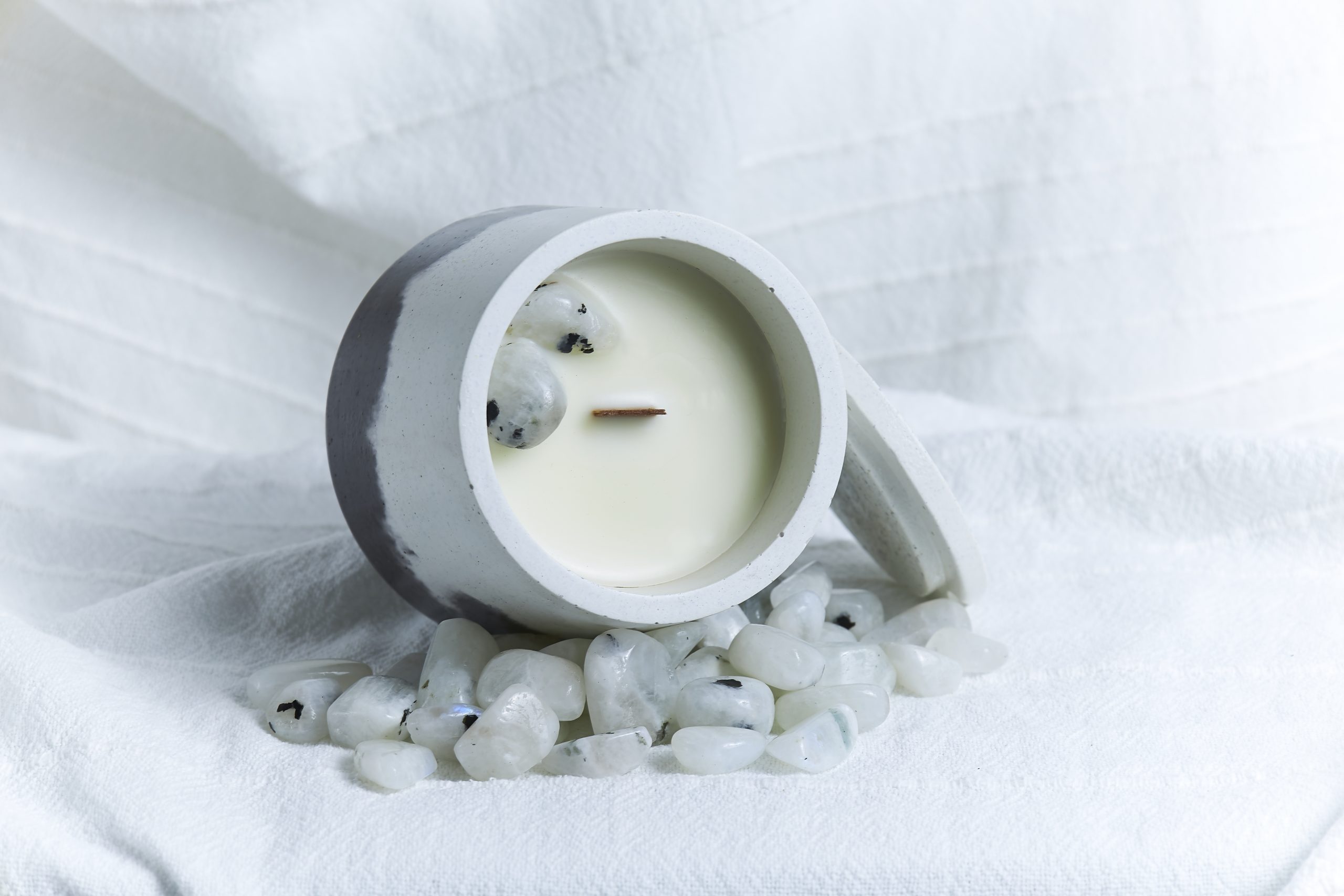 Vela de soja aromática NUR 4 Detalle de la vela de soja madera y cuero NUR con mecha de madera y decoración mineral
