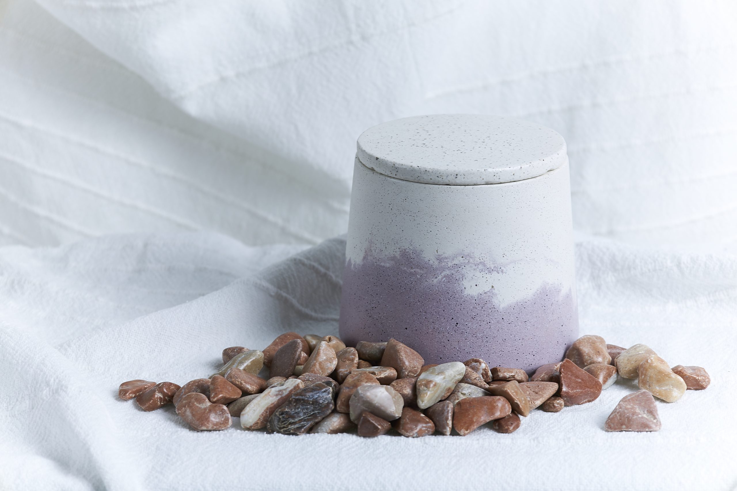 Vela de soja aromática Higuera 3 Vela de soja de higuera con piedra rodada roja y envase artesanal de cemento