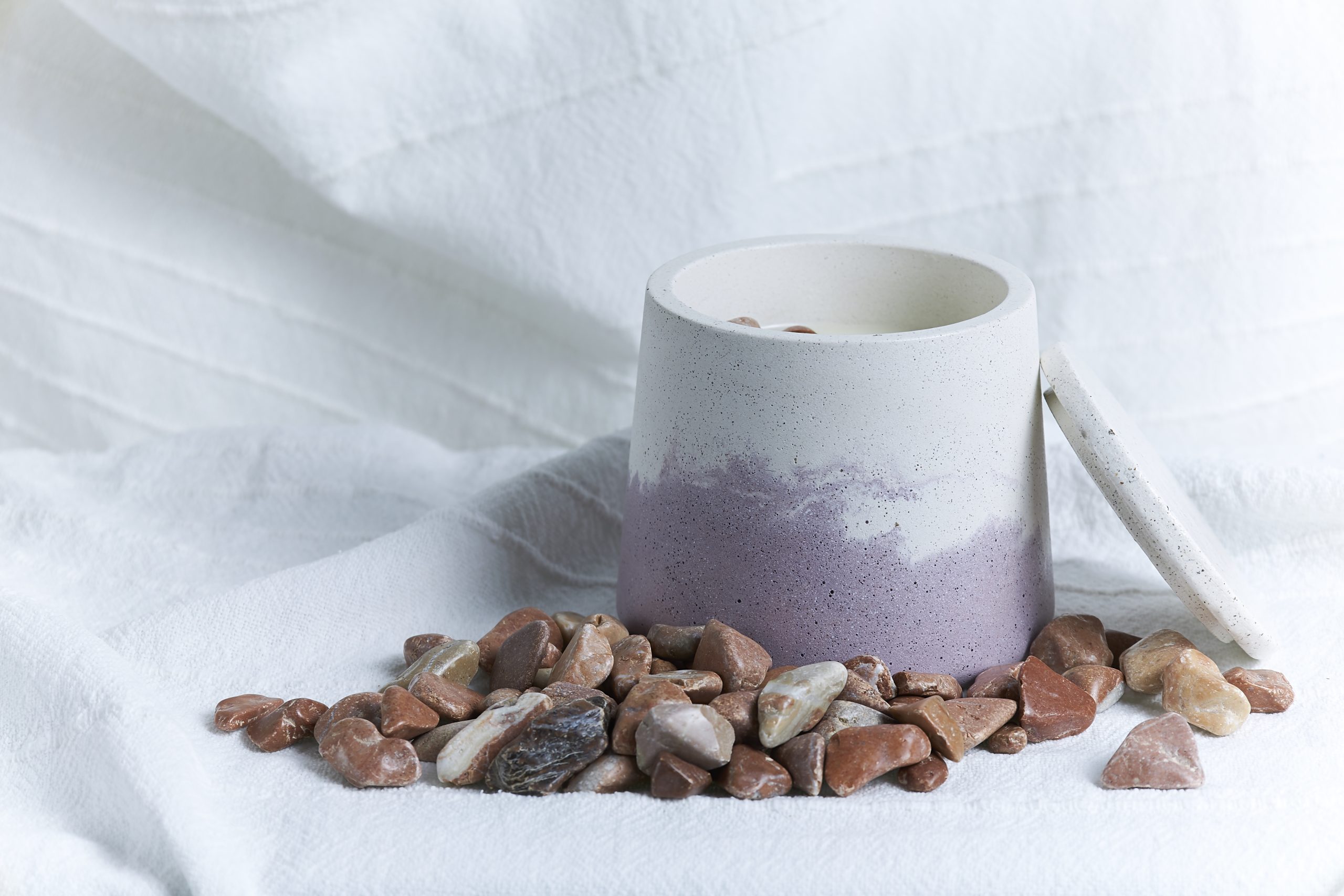 Vela de soja aromática Higuera 1 Vela de soja de higuera con piedra rodada roja y envase artesanal de cemento