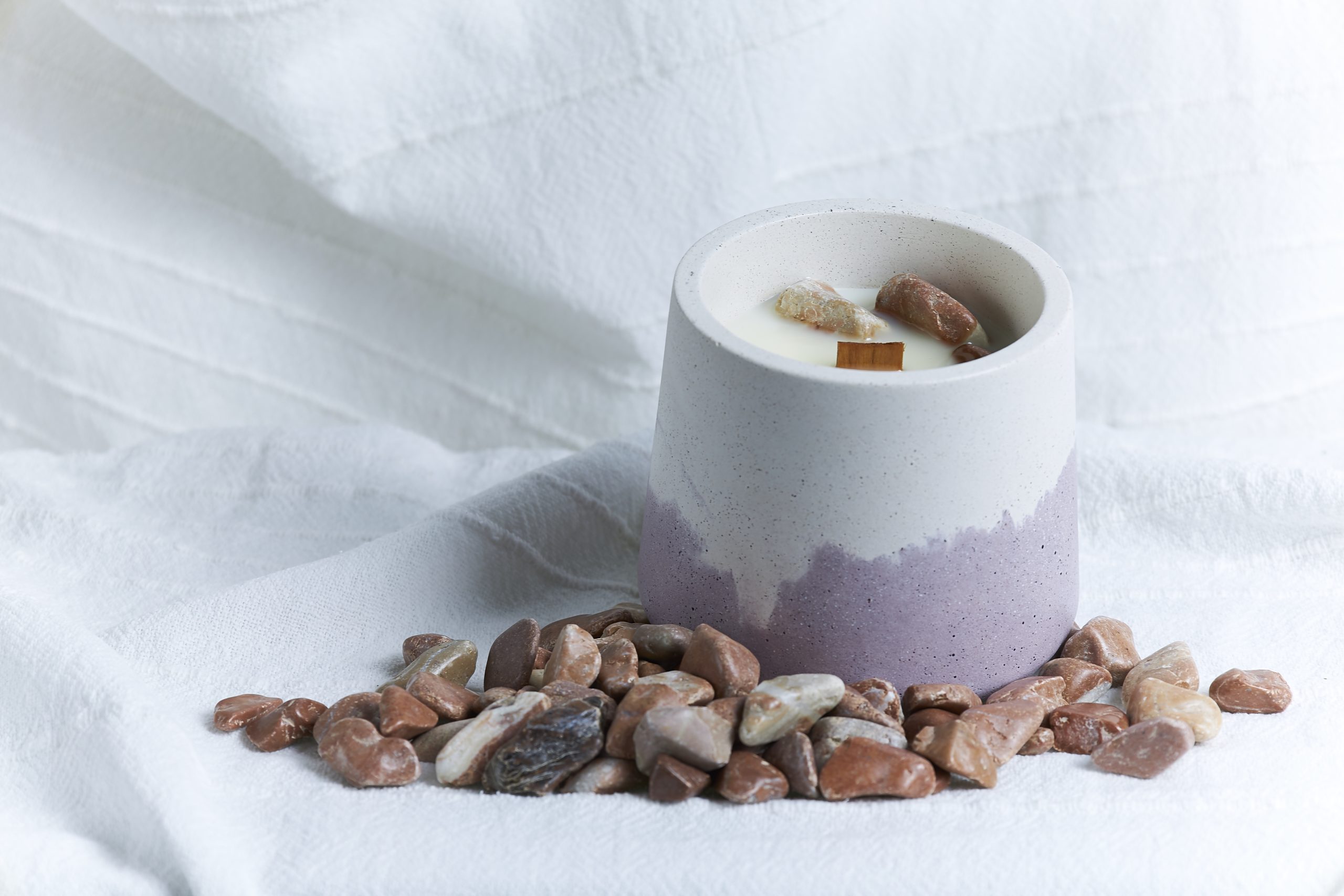 Vela de soja aromática Higuera 2 Detalle de vela de soja de higuera decorada con piedra roja