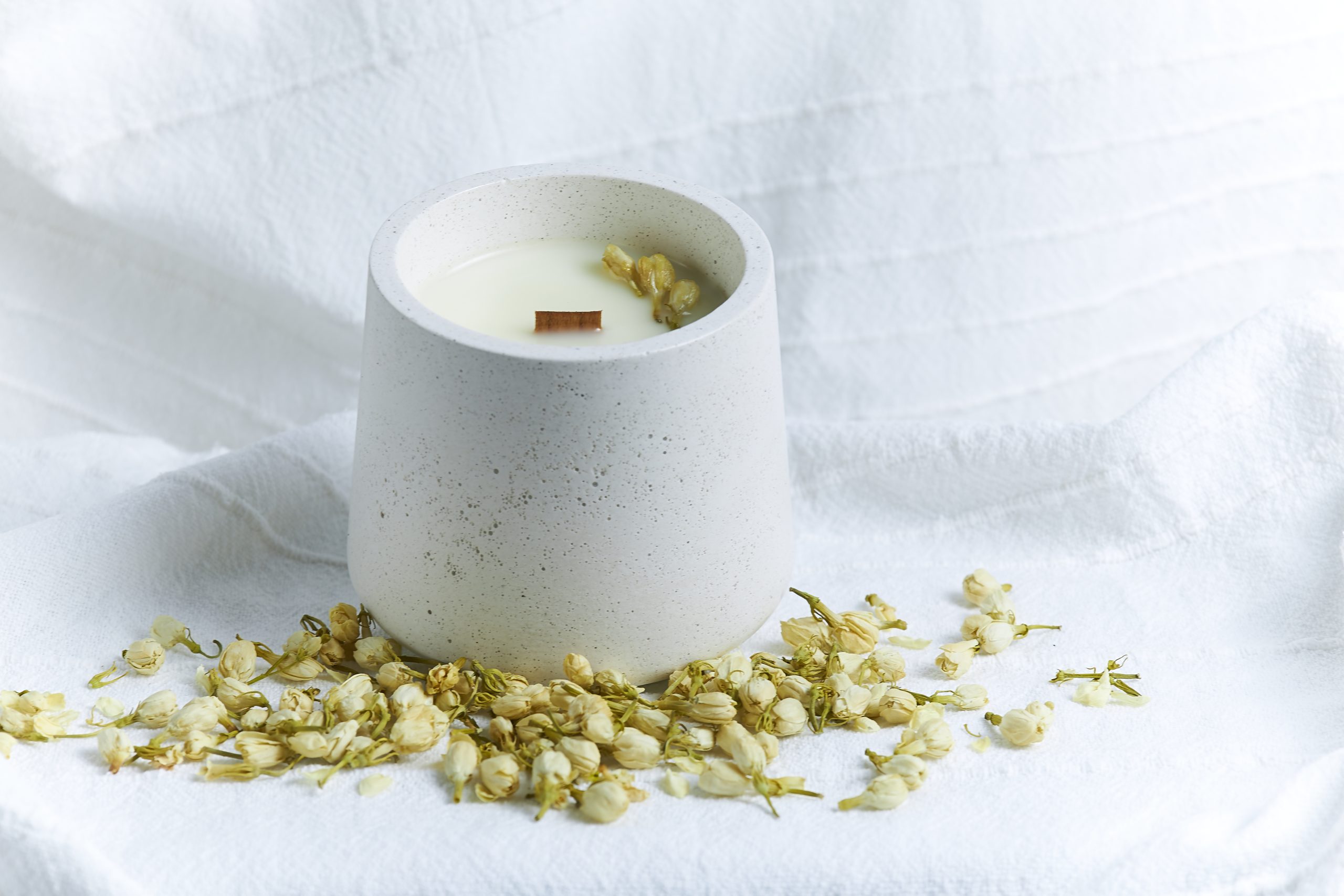 Vela de soja aromática Jazmín 1 vela artesanal de jazmín en envase de cemento con brotes naturales
