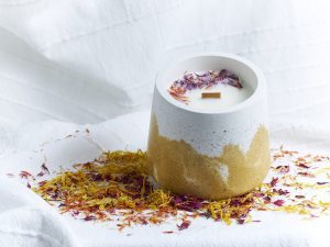 vela artesanal de fruta de la pasión con decoración floral