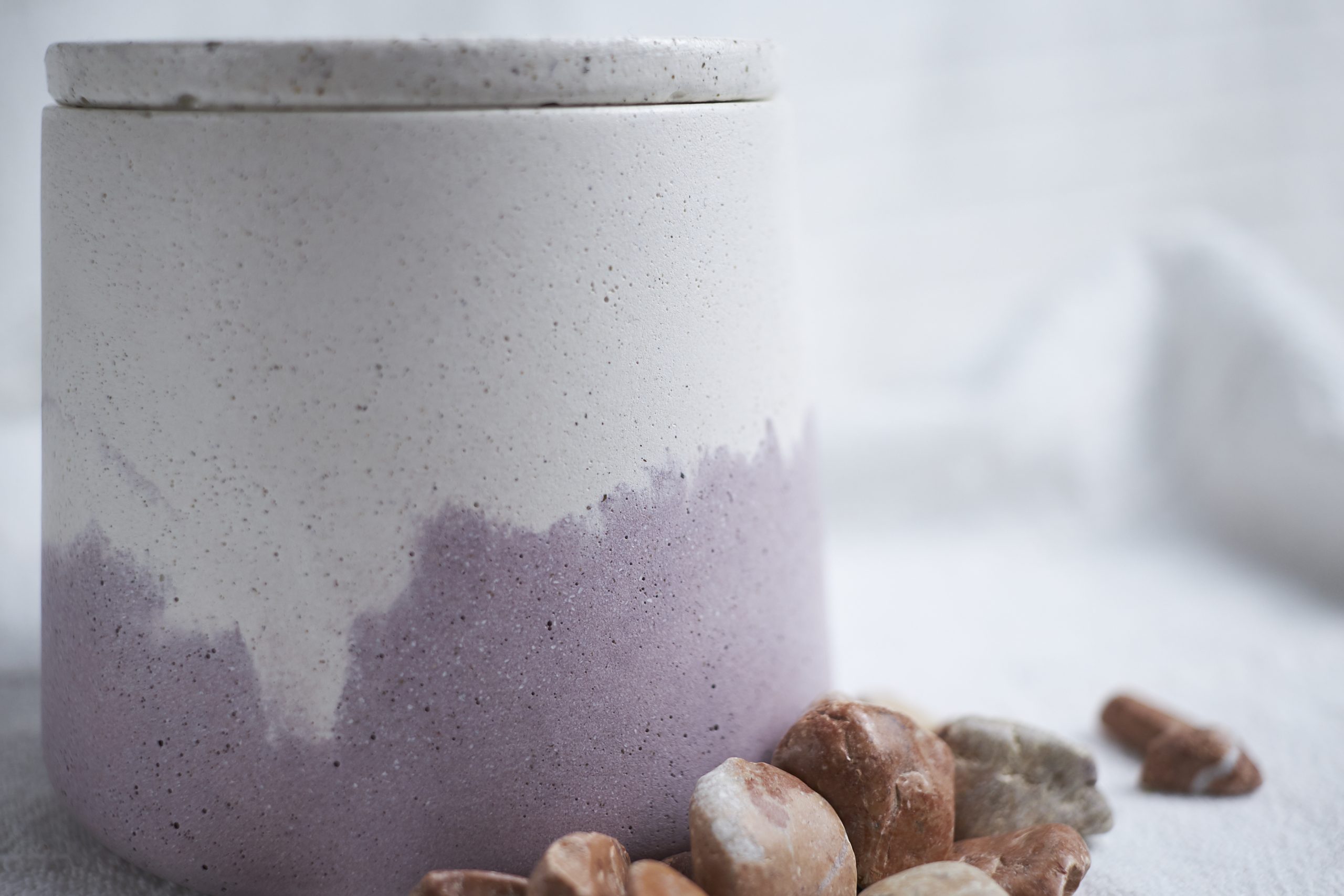 Vela de soja aromática Higuera 4 Vela de soja de higuera con piedra rodada roja y envase artesanal de cemento