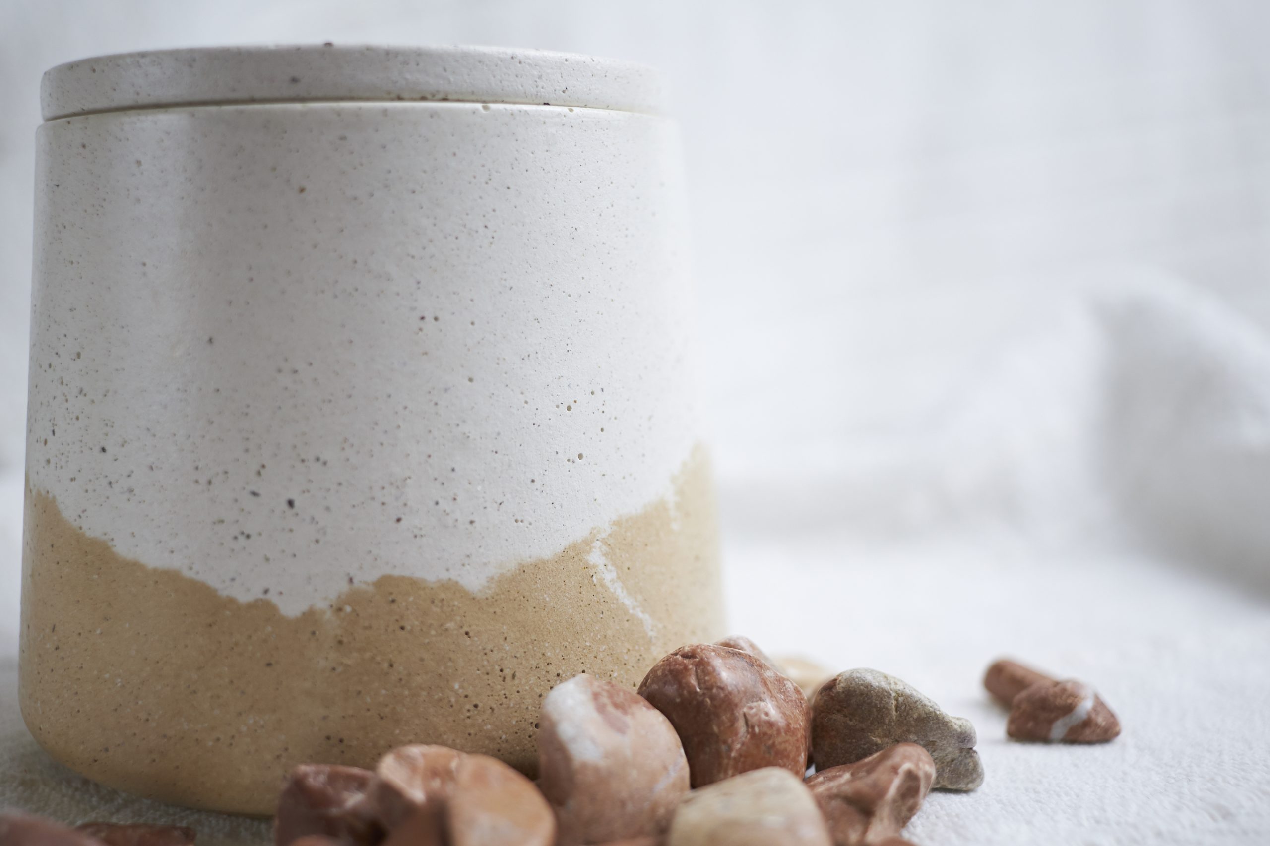 Vela de soja aromática Almendra Mediterránea 5 vela de soja de almendra con envase artesanal de cemento
