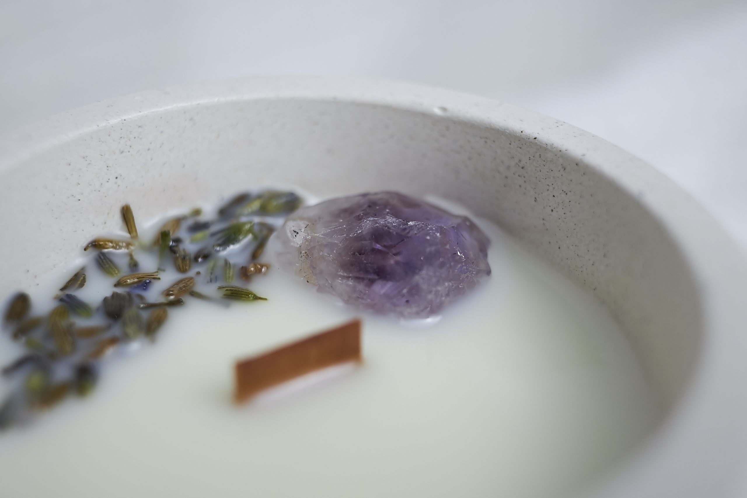 Vela de soja aromática Lavanda Silvestre 2 Detalle de mecha de madera y flor de lavanda en una vela de soja aromática