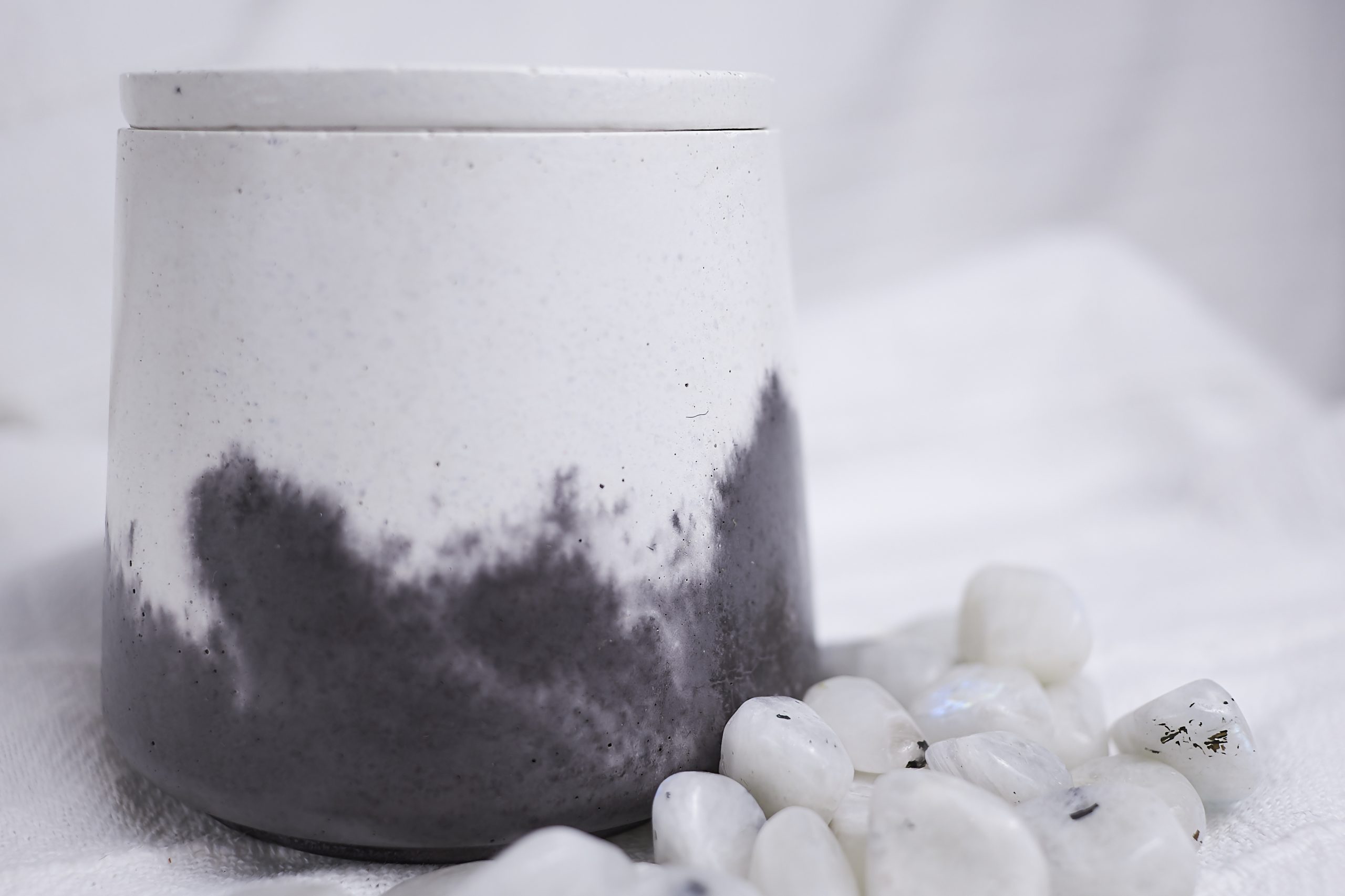 Vela de soja aromática NUR 6 Detalle de la vela de soja madera y cuero NUR en envase de cemento