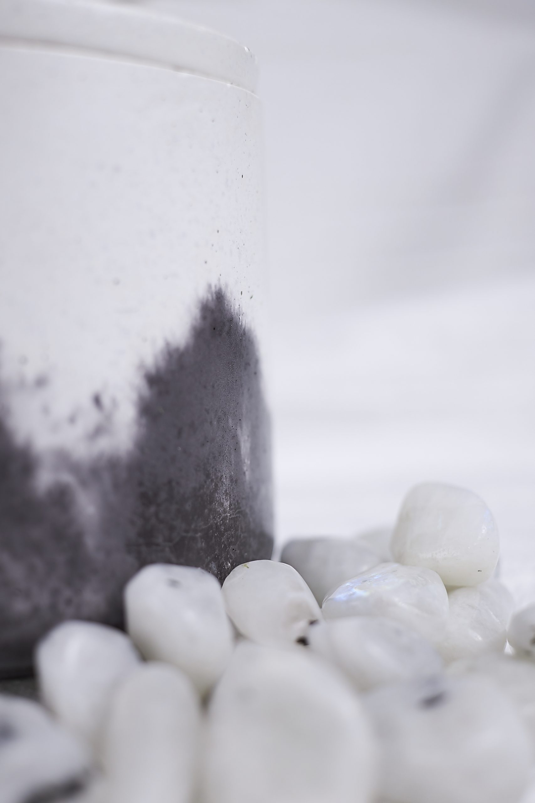 Vela de soja aromática NUR 9 Detalle de la vela de soja madera y cuero NUR en envase de cemento