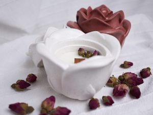 Fotografía sensorial de la vela aromática Rosa & Oud de NUR