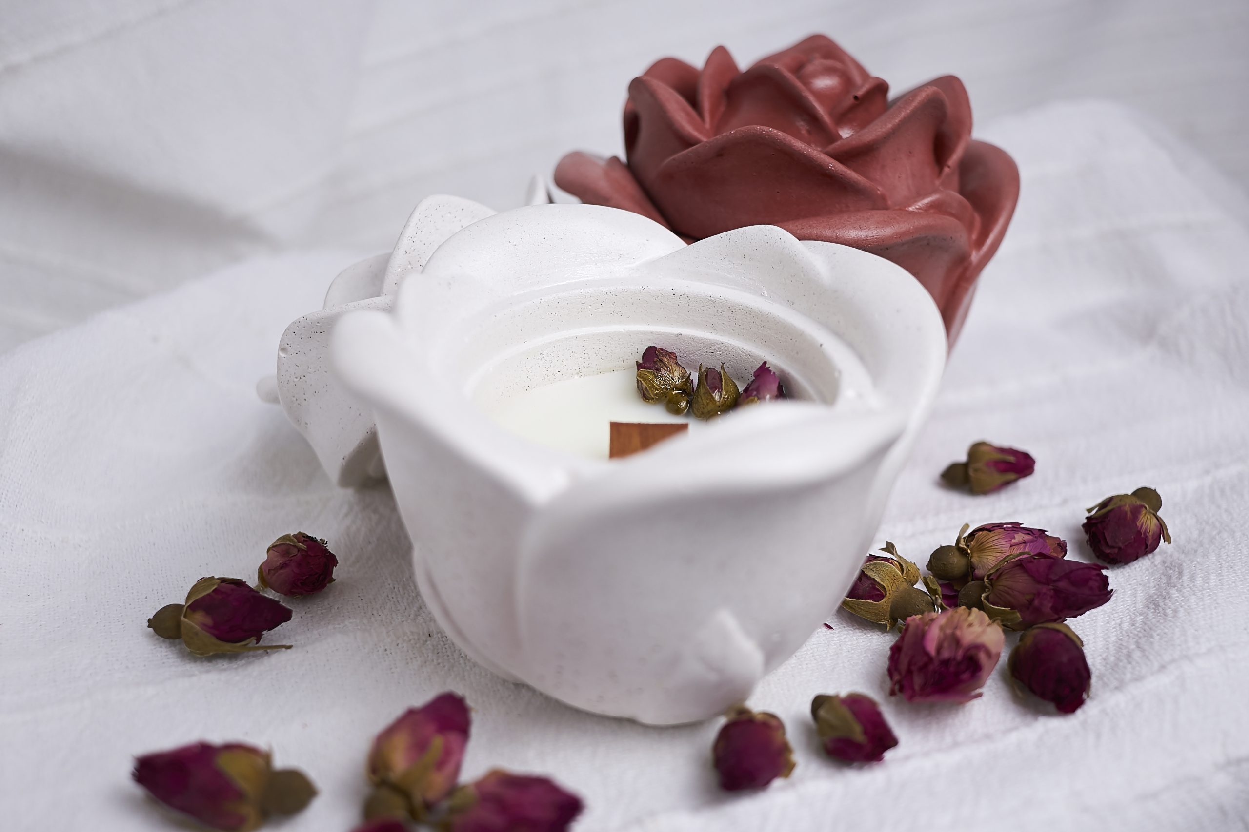 Vela de soja aromática Rosa & Oud 1 Fotografía sensorial de la vela aromática Rosa & Oud de NUR
