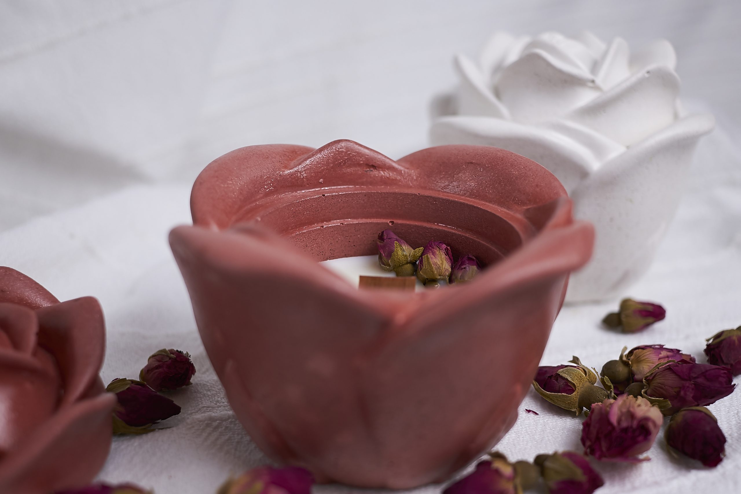 Vela de soja aromática Rosa & Oud 7 Fotografía sensorial de la vela aromática Rosa & Oud de NUR