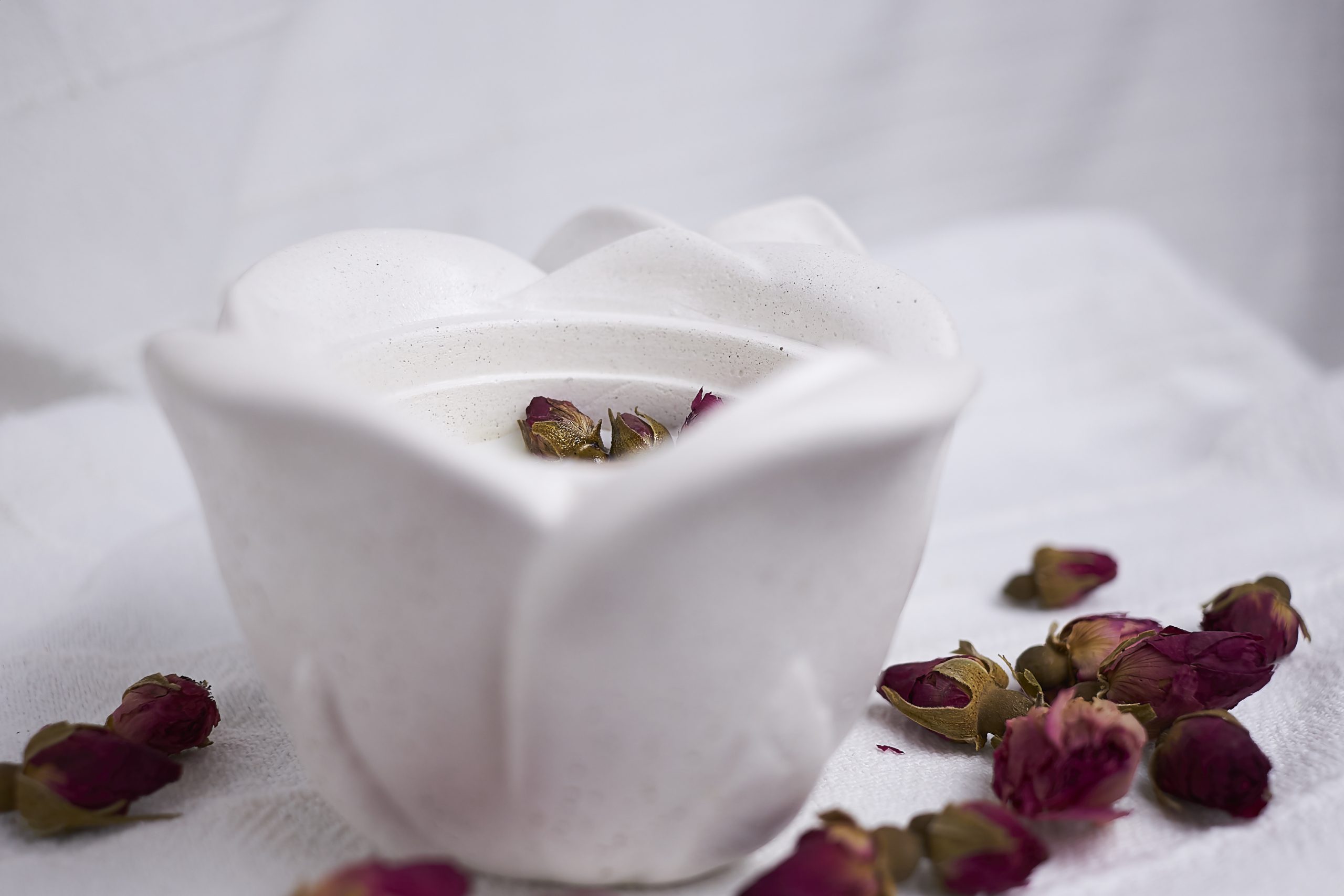Vela de soja aromática Rosa & Oud 8 Fotografía sensorial de la vela aromática Rosa & Oud de NUR