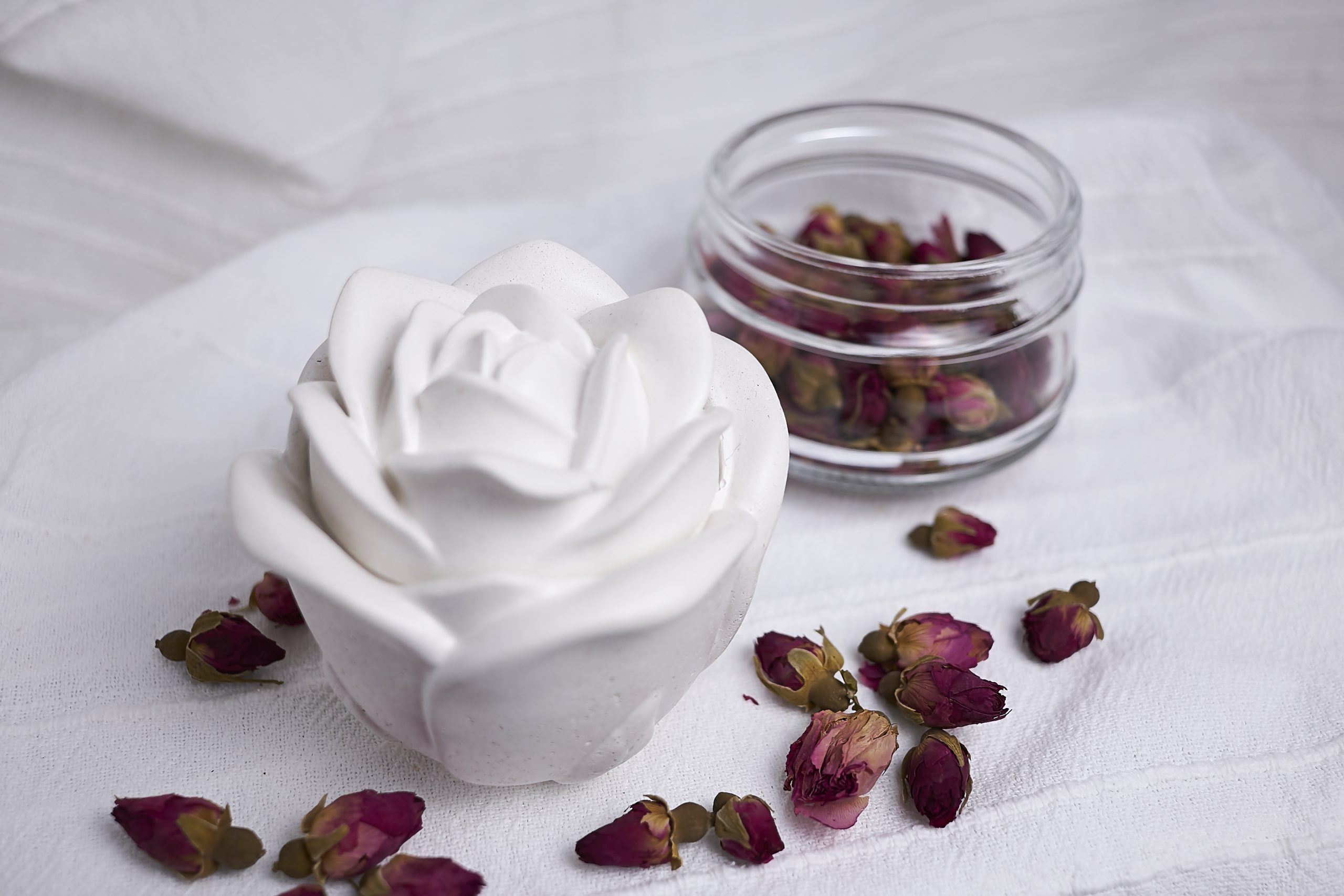 Vela de soja aromática Rosa & Oud 11 Vela de soja de rosa y madera de oud con decoración de brotes de rosa roja, envase diseño de rosa en color blanco