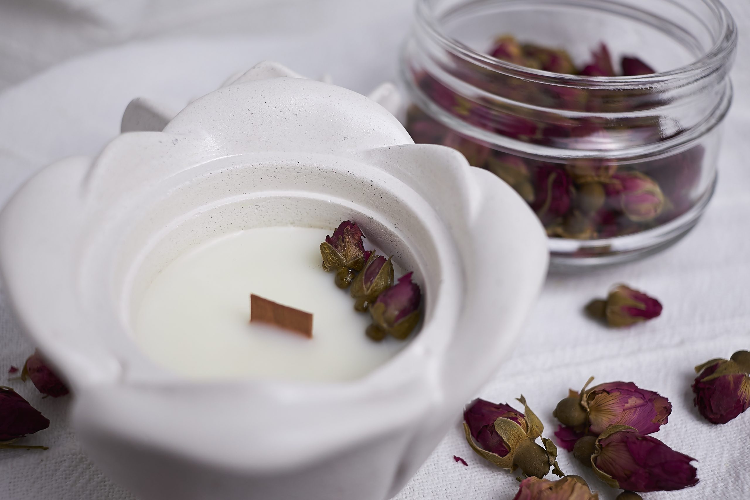 Vela de soja aromática Rosa & Oud 12 Vela de soja de rosa y madera de oud con decoración de brotes de rosa roja, envase diseño de rosa en color blanco