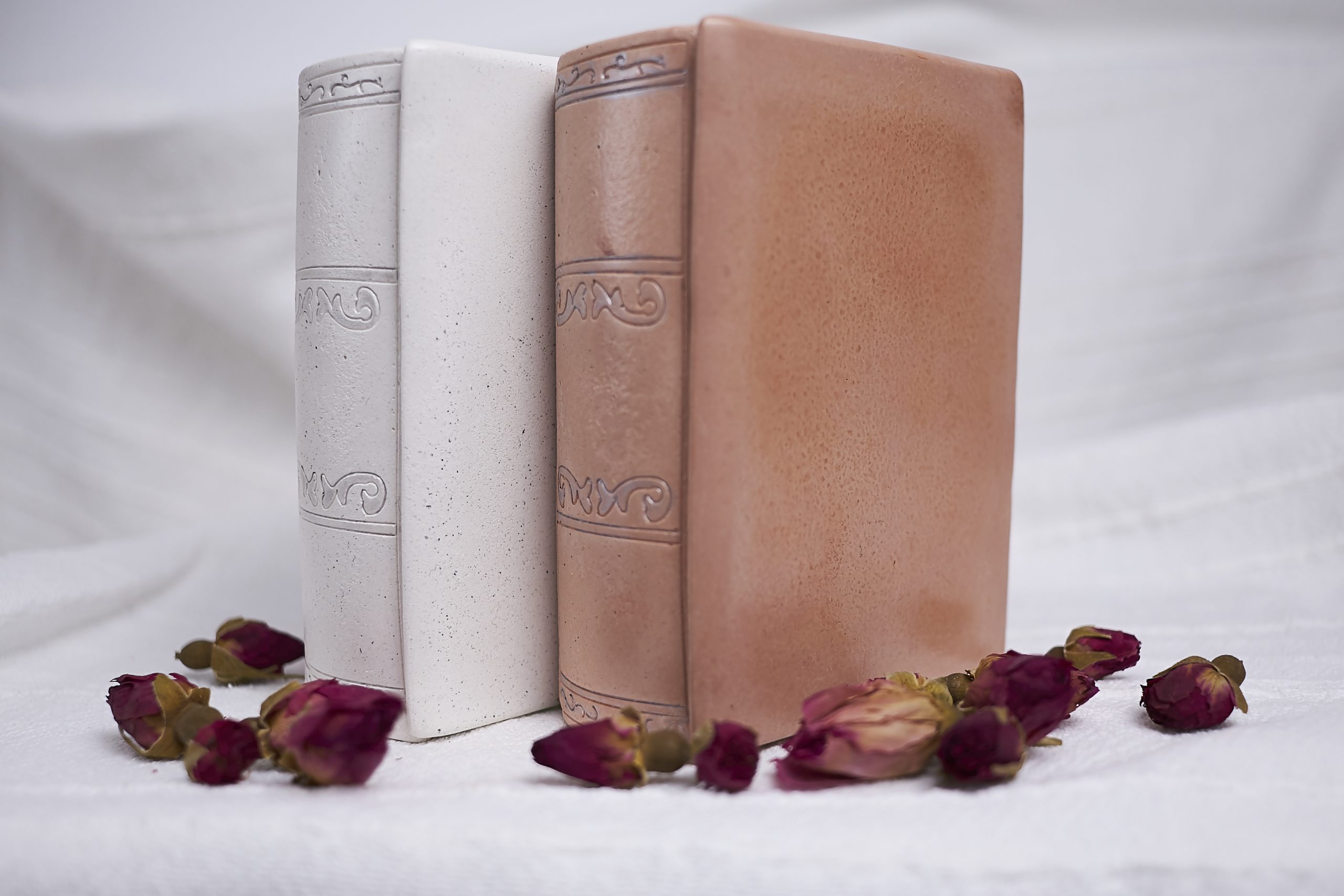 Vela de soja aromática Rosa & Oud 17 Vela de soja de rosa y madera de oud con decoración de brotes de rosa roja, envase diseño de libro en color blanco y cuero
