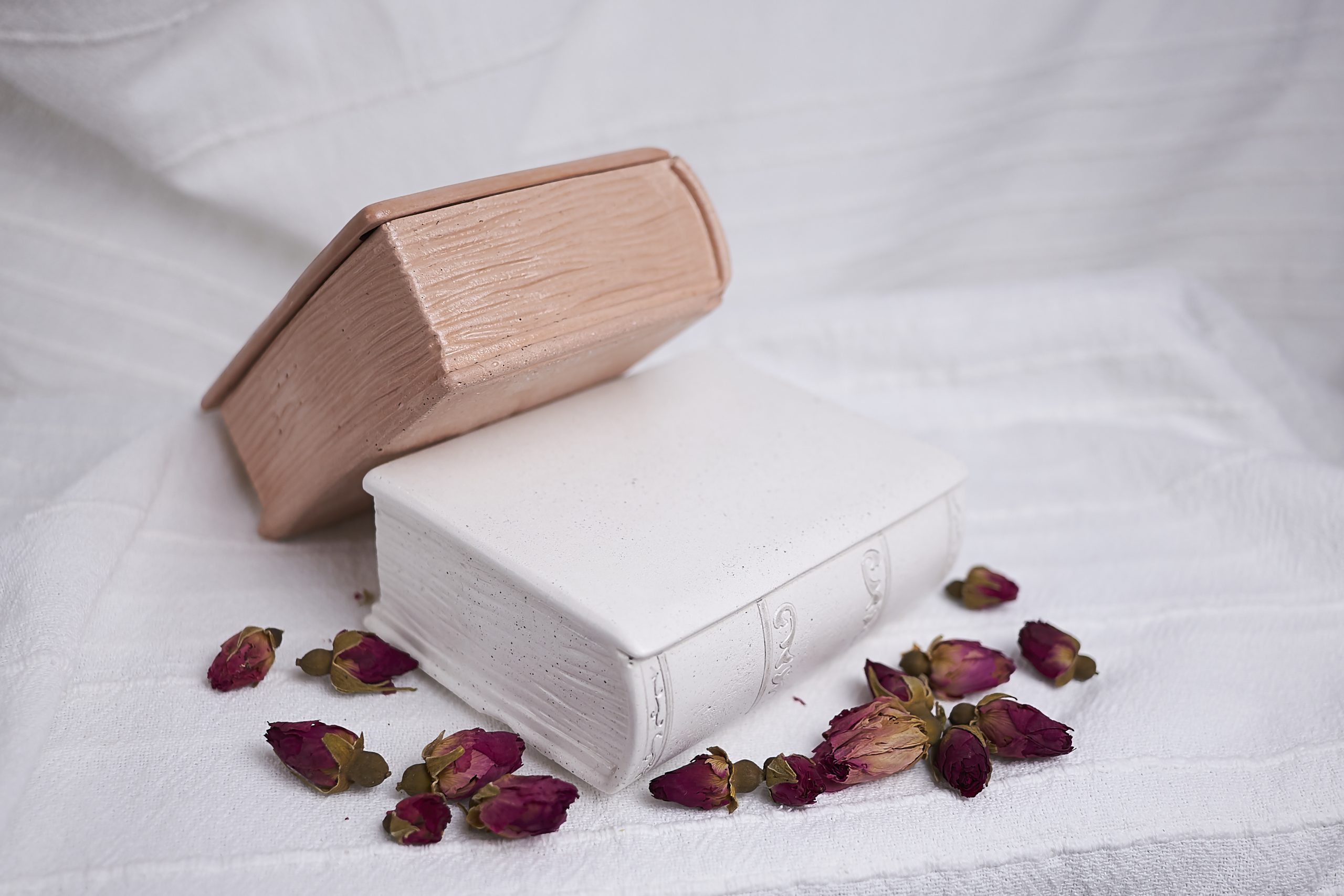 Vela de soja aromática Rosa & Oud 15 Vela de soja de rosa y madera de oud con decoración de brotes de rosa roja, envase diseño de libro en color blanco y cuero