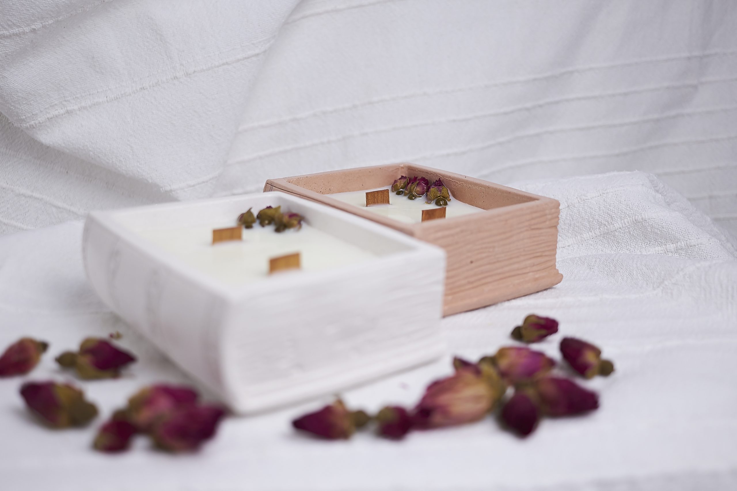 Vela de soja aromática Rosa & Oud 21 Vela de soja de rosa y madera de oud con decoración de brotes de rosa roja, envase diseño de libro en color blanco y cuero