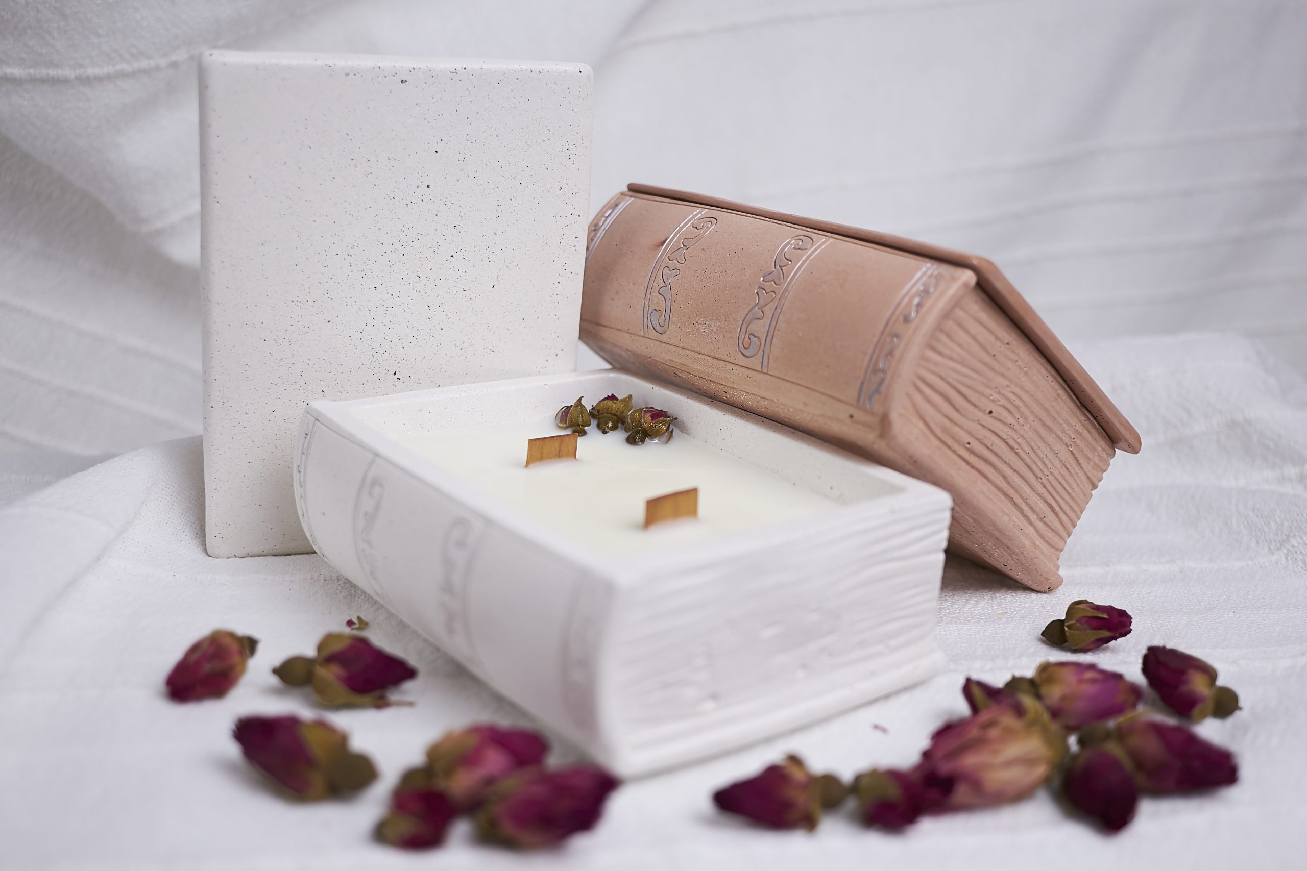 Vela de soja aromática Rosa & Oud 20 Fotografía sensorial de la vela aromática Rosa & Oud de NUR