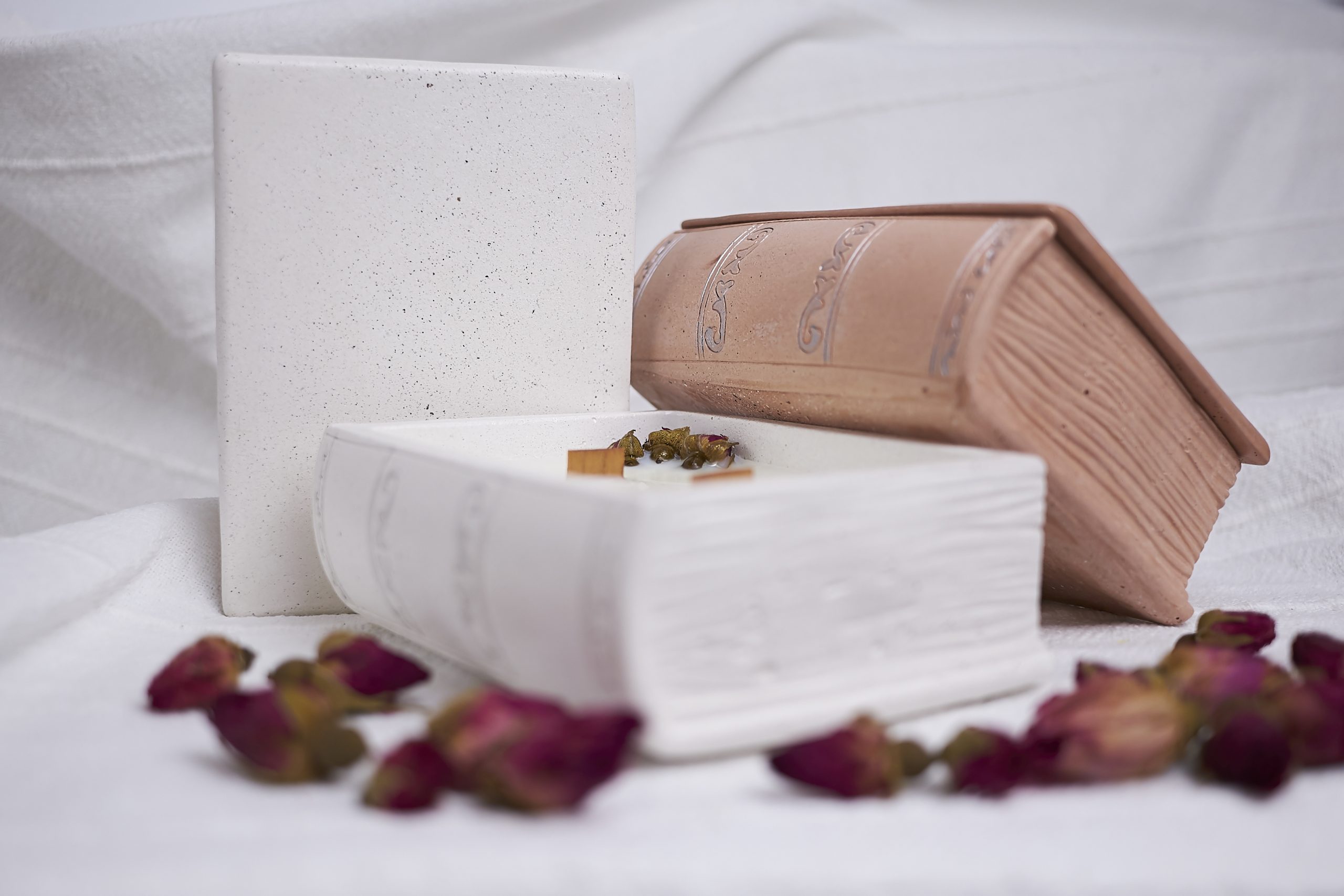 Vela de soja aromática Rosa & Oud 19 Vela de soja de rosa y madera de oud con decoración de brotes de rosa roja, envase diseño de libro en color blanco y cuero