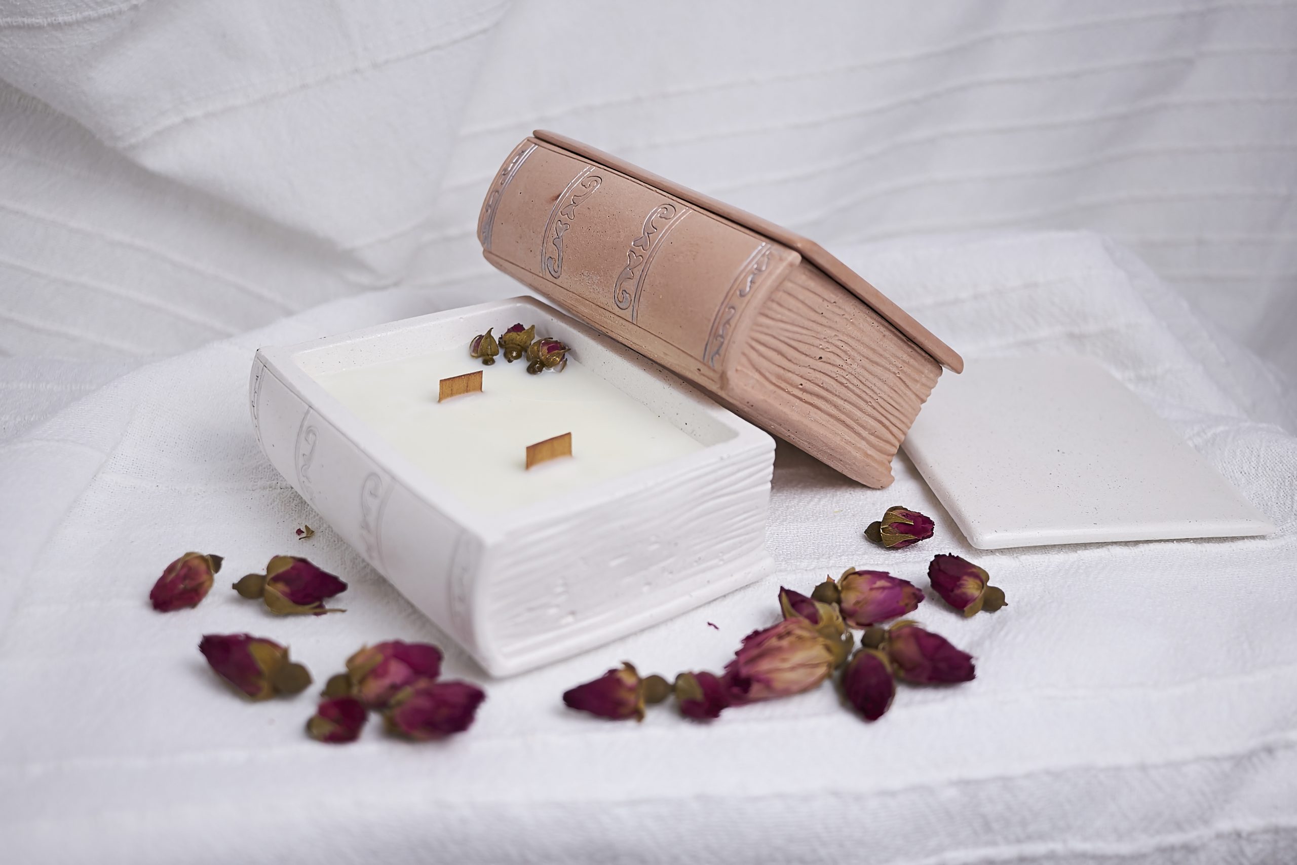Vela de soja aromática Rosa & Oud 18 Fotografía sensorial de la vela aromática Rosa & Oud de NUR