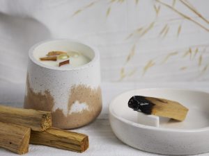 Vela Madera Sagrada y detalle del quemador de sahumerios