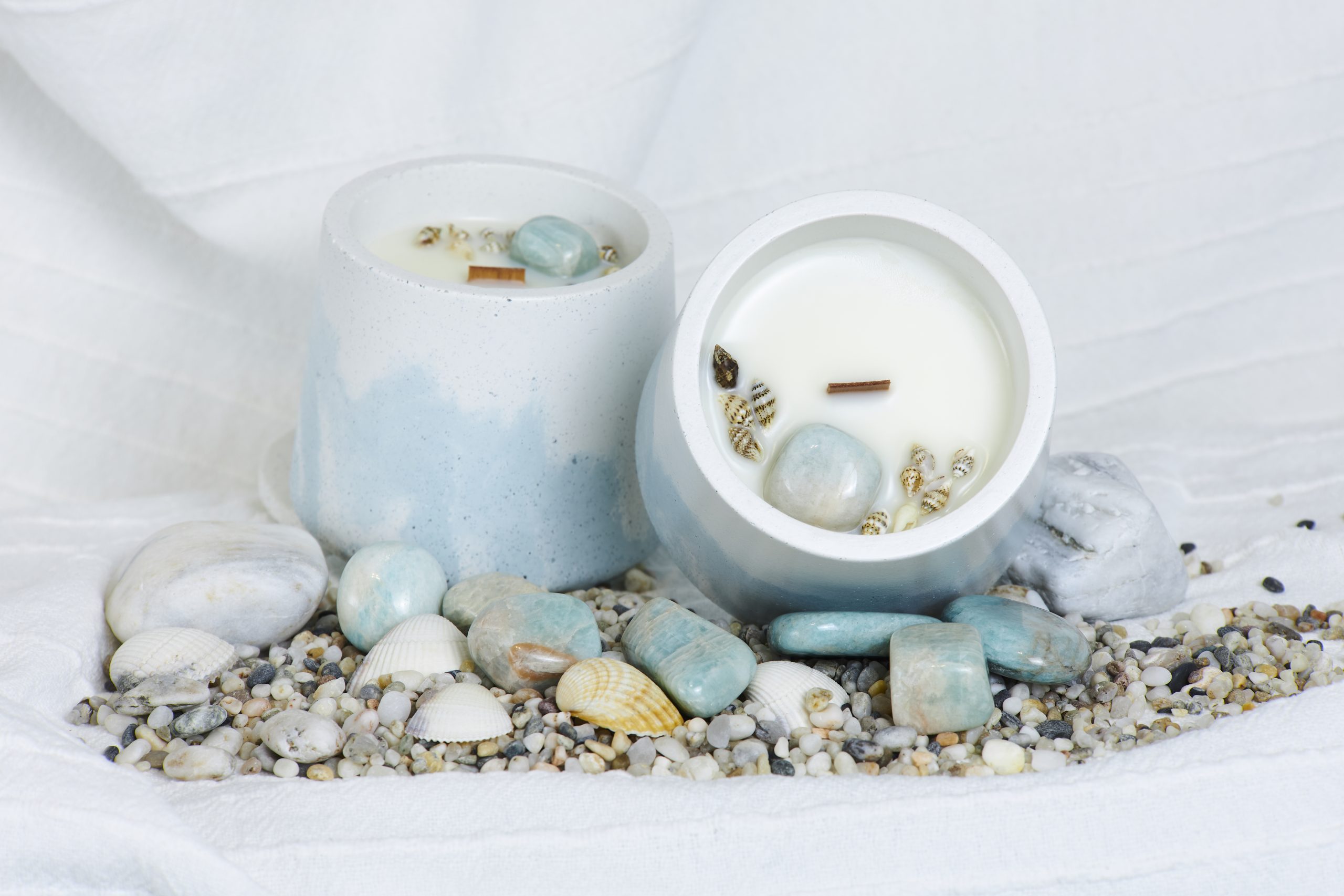 Vela de soja aroma brisa marina Entre Mareas 2 Detalle del envase decorado con caracolas marinas y amazonita
