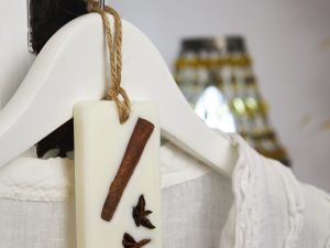 Ambientador de armario canela, pieza artesanal de NUR atelier de velas