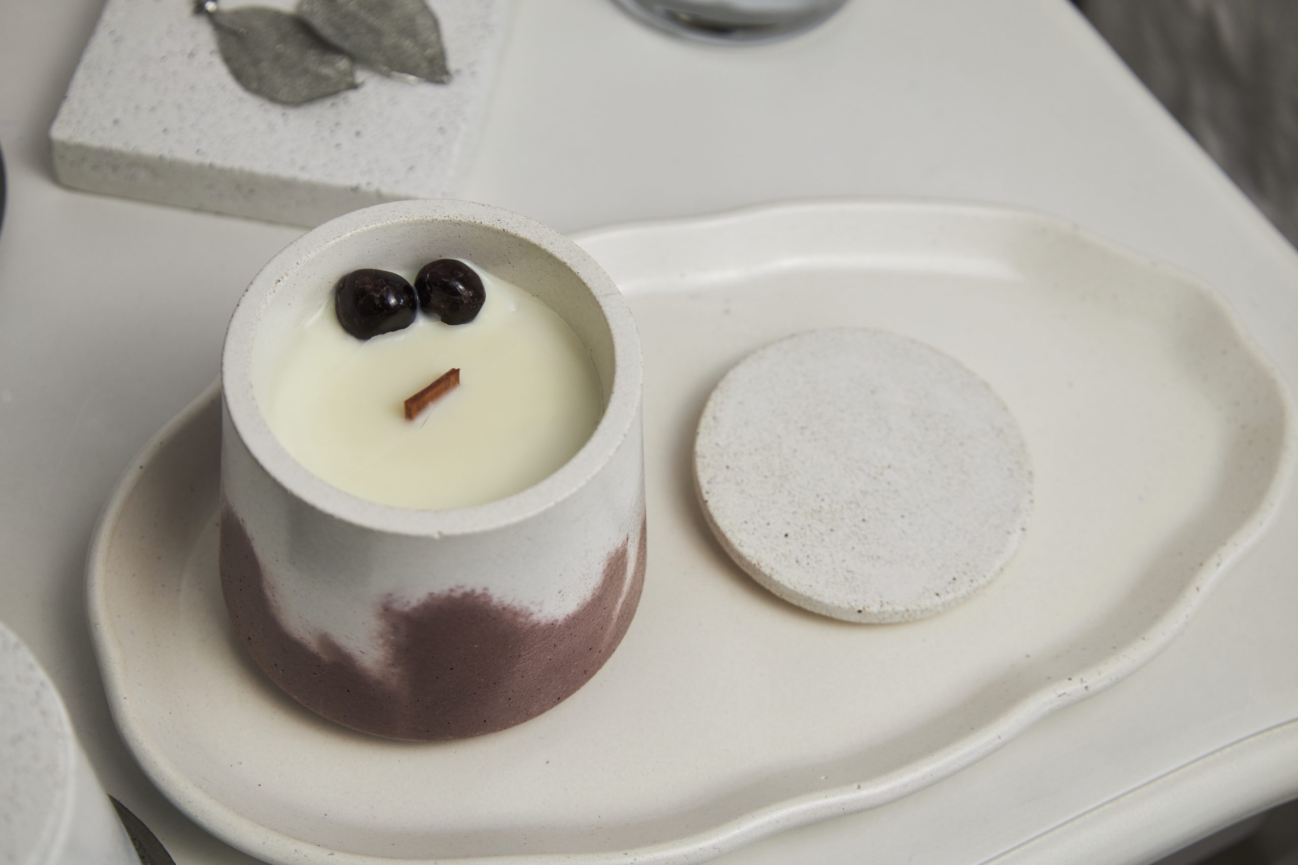 Vela de soja aromática de vino Bacus · edición especial limitada 7 Detalle de la decoración con granate natural de la vela aromática Bacus, aroma a vino
