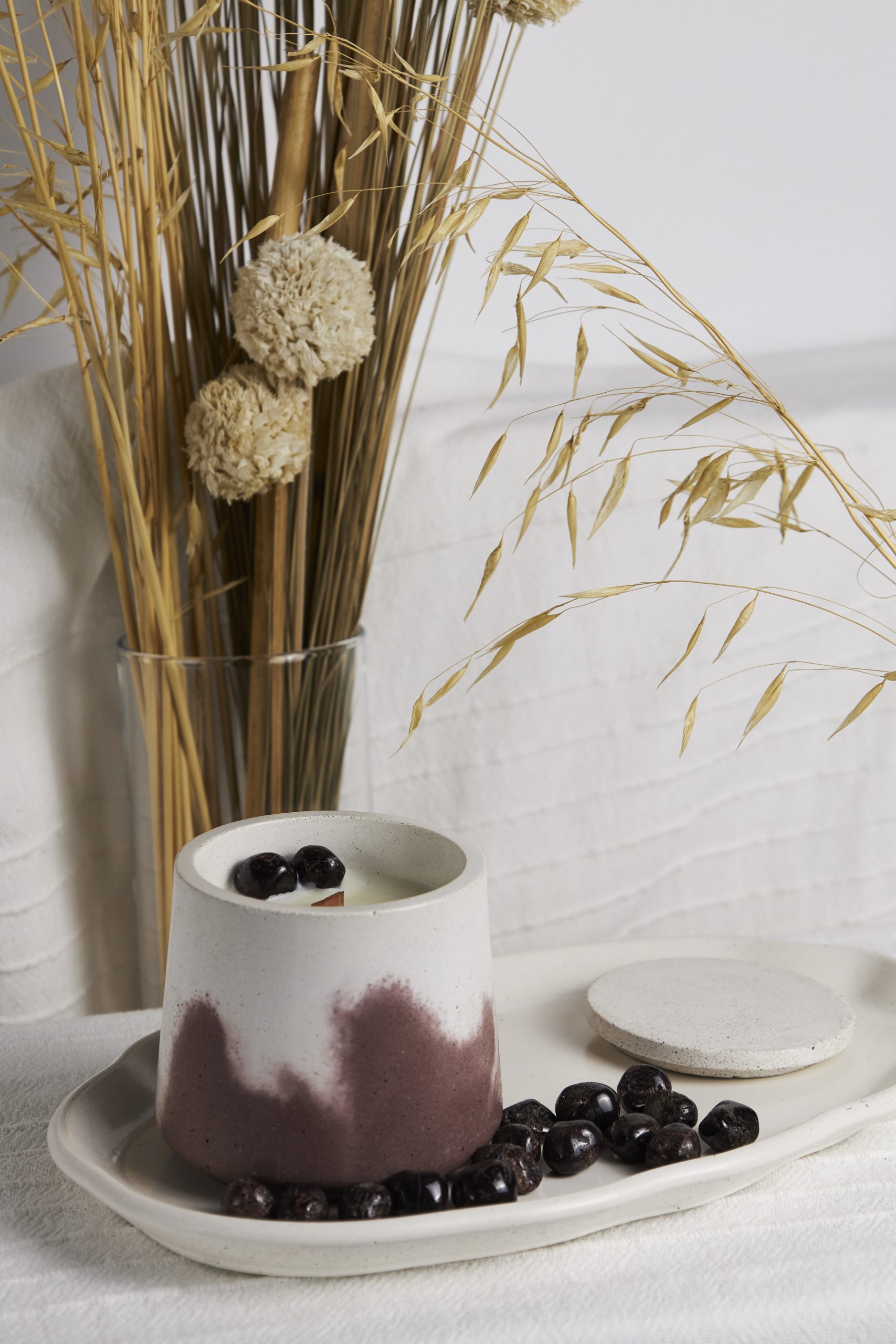 Vela de soja aromática de vino Bacus · edición especial limitada 2 Detalle inspiracional de decoración con vela aromática Bacus, aroma a vino