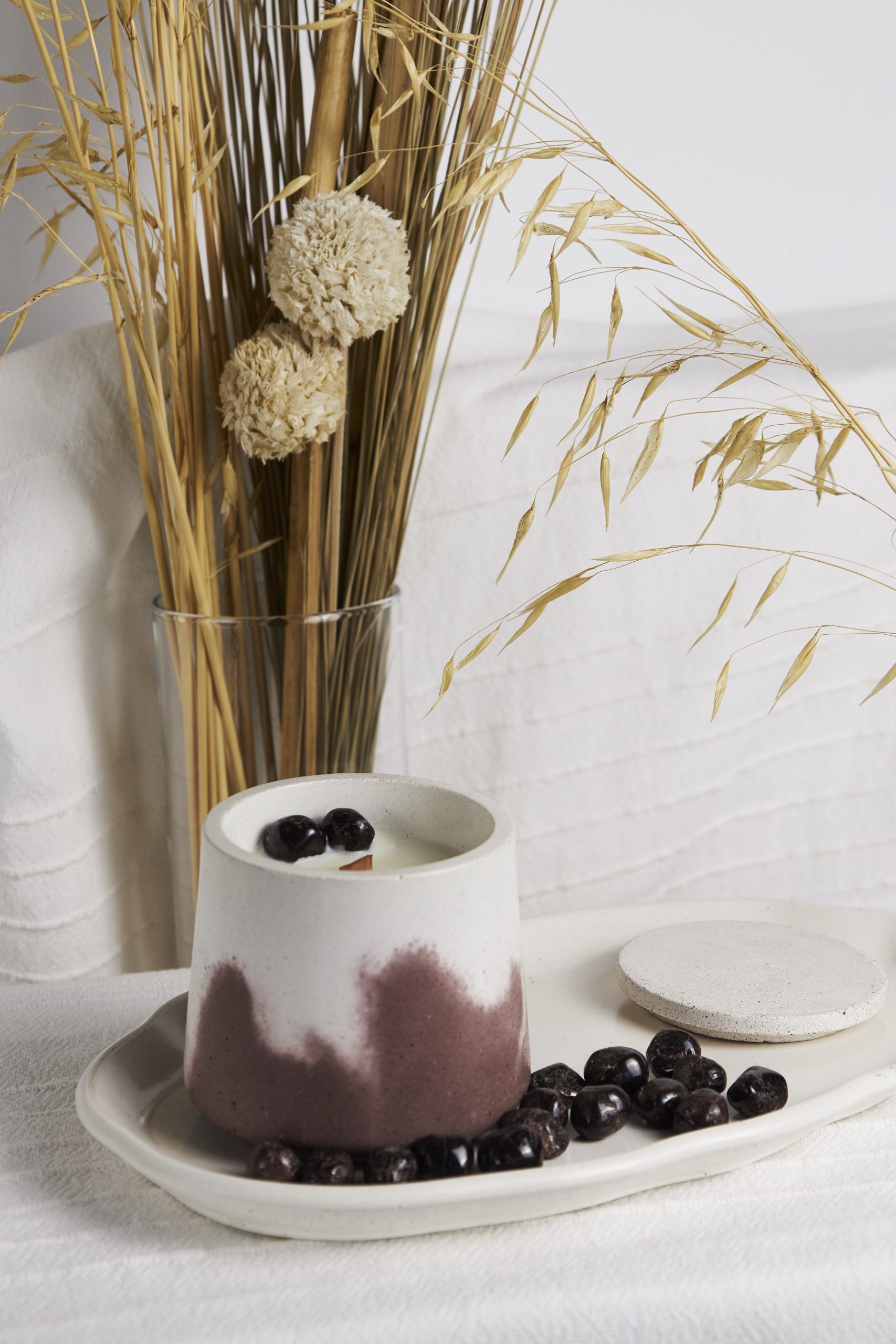 Vela de soja aromática de vino Bacus · edición especial limitada 3 Detalle inspiracional de decoración con vela aromática Bacus, aroma a vino