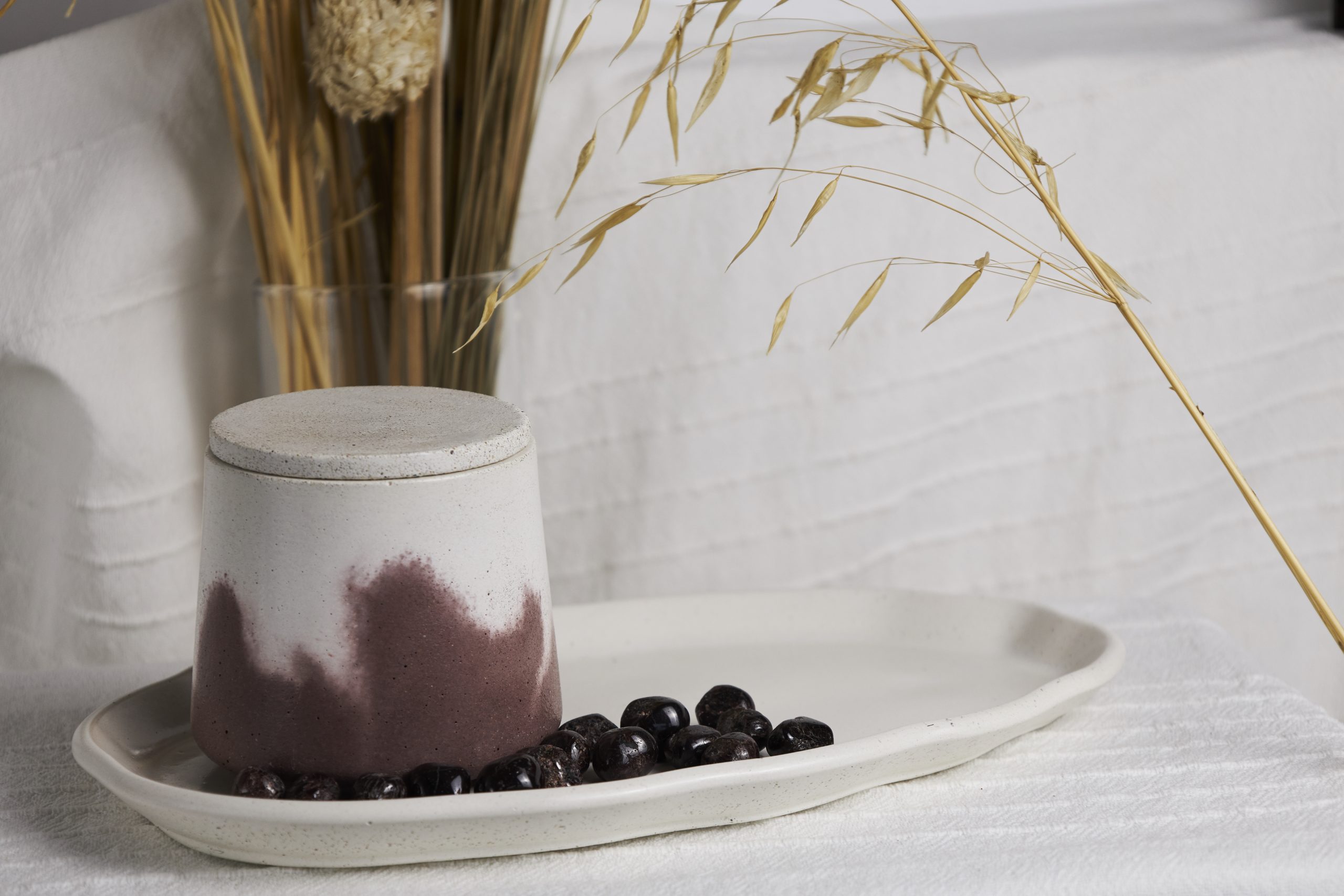 Vela de soja aromática de vino Bacus · edición especial limitada 5 Detalle inspiracional de decoración con vela aromática Bacus, aroma a vino