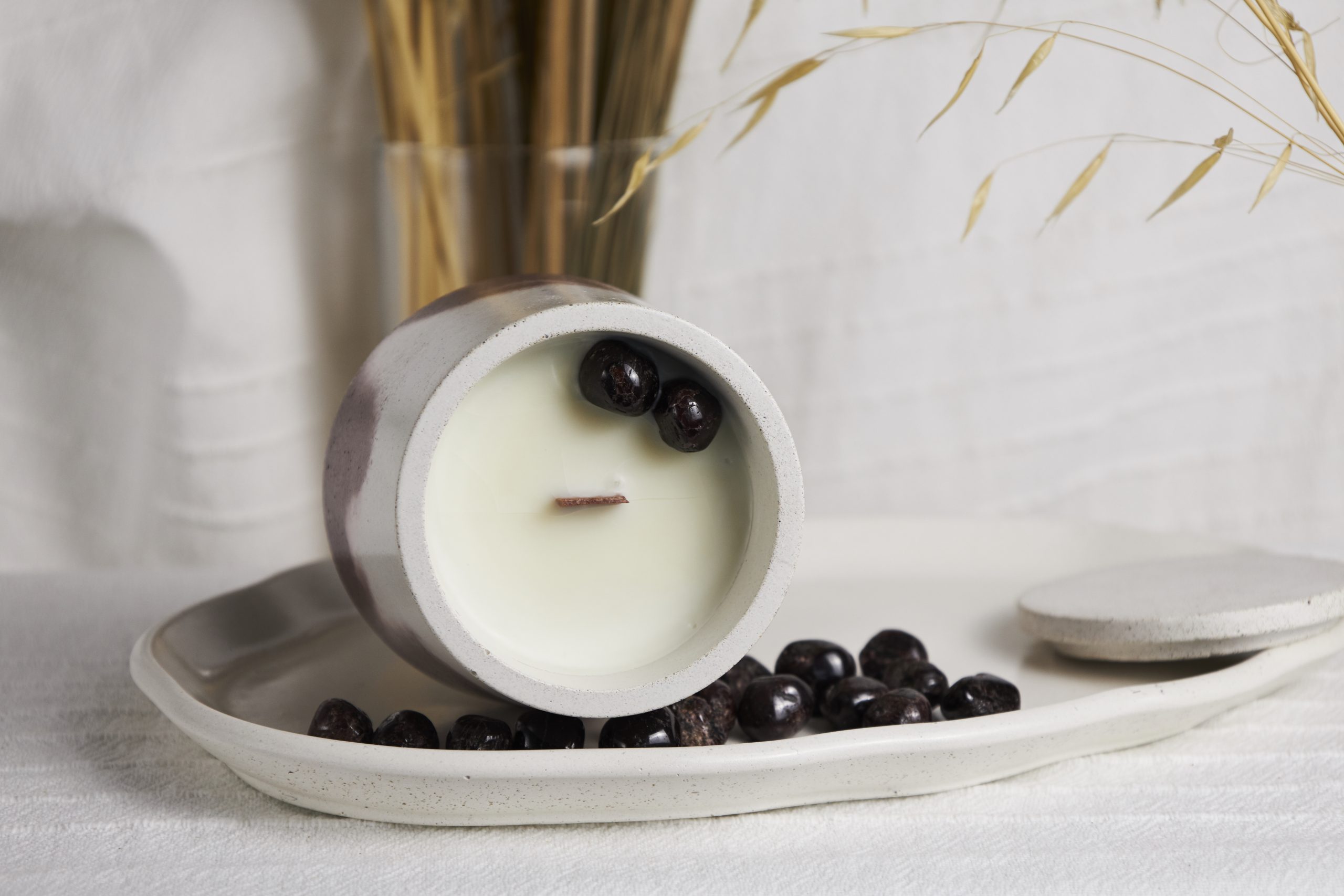 Vela de soja aromática de vino Bacus · edición especial limitada 6 Detalle de la decoración con granate natural de la vela aromática Bacus, aroma a vino