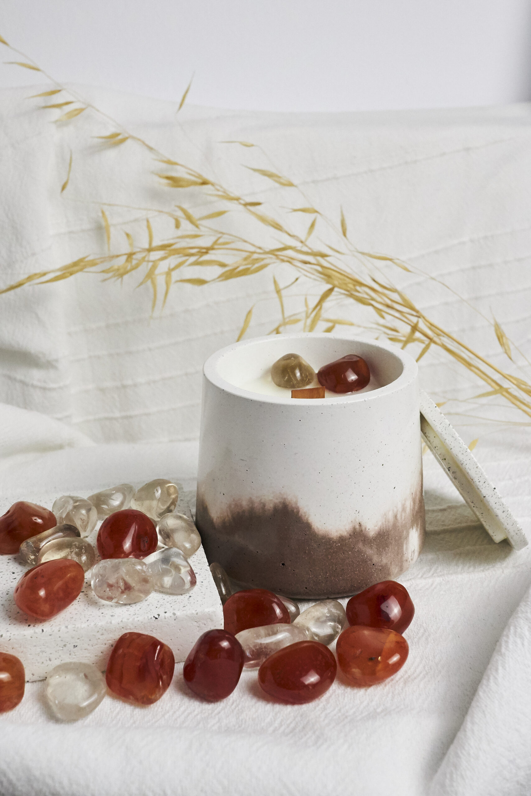 Vela de soja aromática Ámbar & Sándalo 4 Vela aromática Ambar y Sándalo con decoración de cornalina y cuarzo ahumado