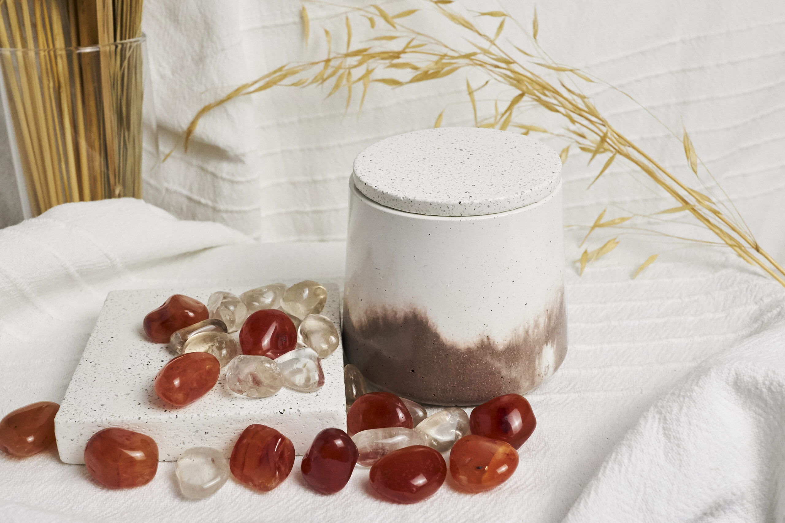 Vela de soja aromática Ámbar & Sándalo 3 Detalle del envase artesanal de cemento