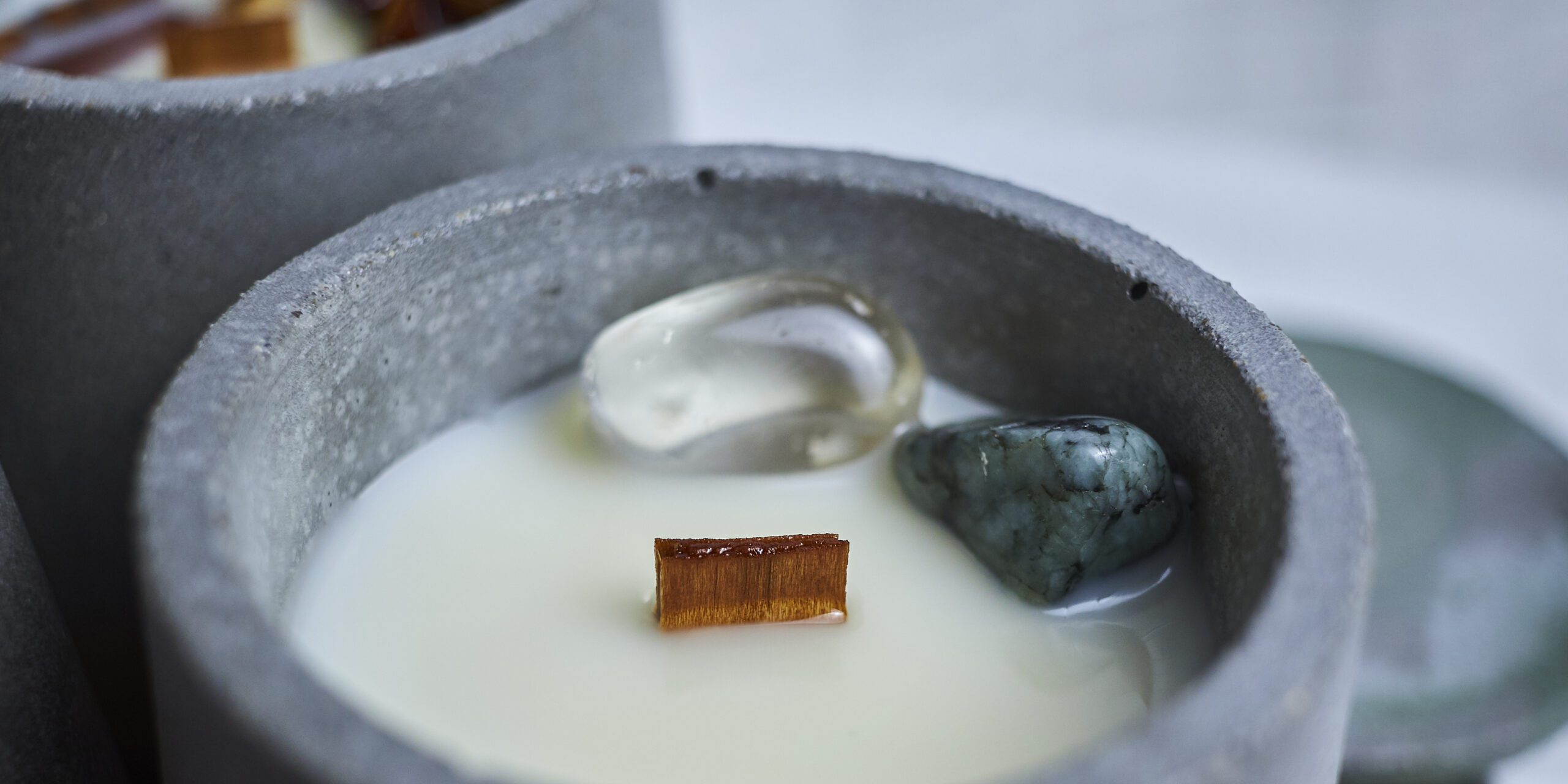 Vela de soja aromática Petricor 2 Vela de soja Petricor decorada con esmeralda y cuarzo ahumado