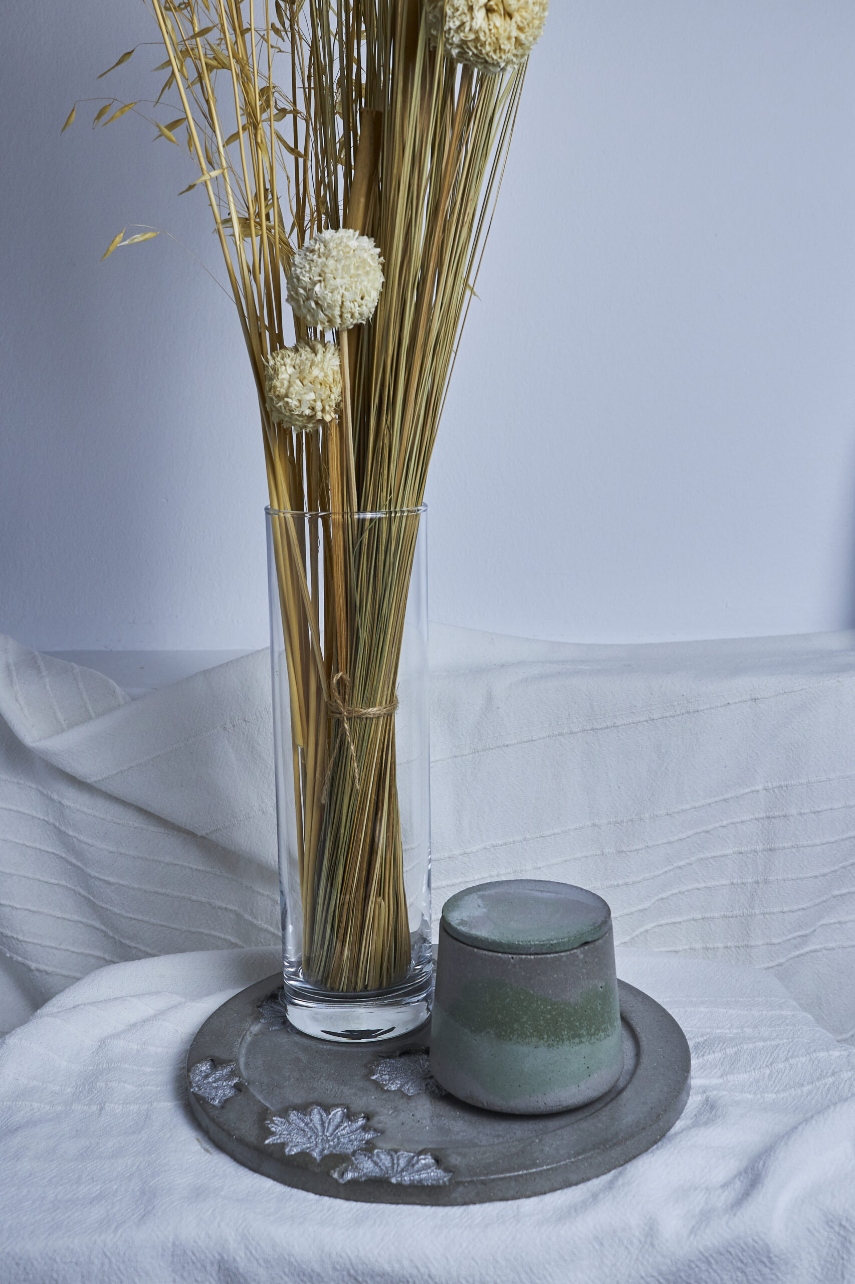 Vela de soja aromática Petricor 4 Detalle del envase de cemento de la vela petricor con piedras naturales