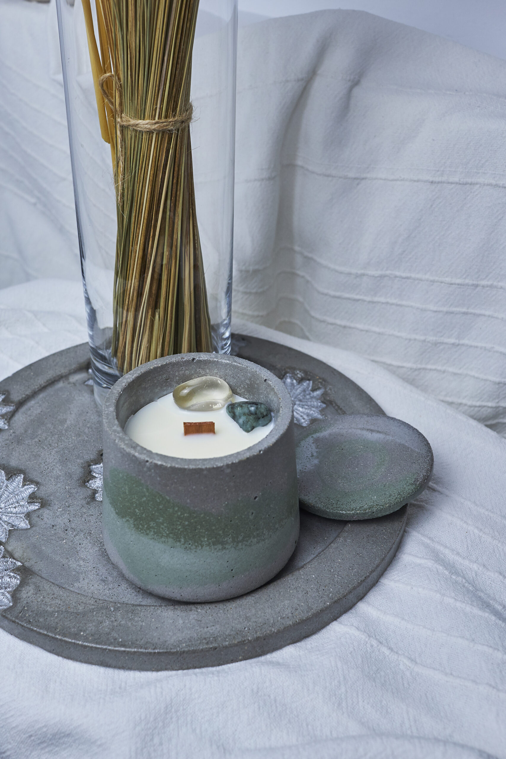 Vela de soja aromática Petricor 1 Detalle del envase de cemento de la vela petricor con piedras naturales