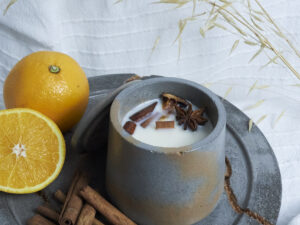 Vela artesanal de naranja especiada ideal para crear ambientes acogedores