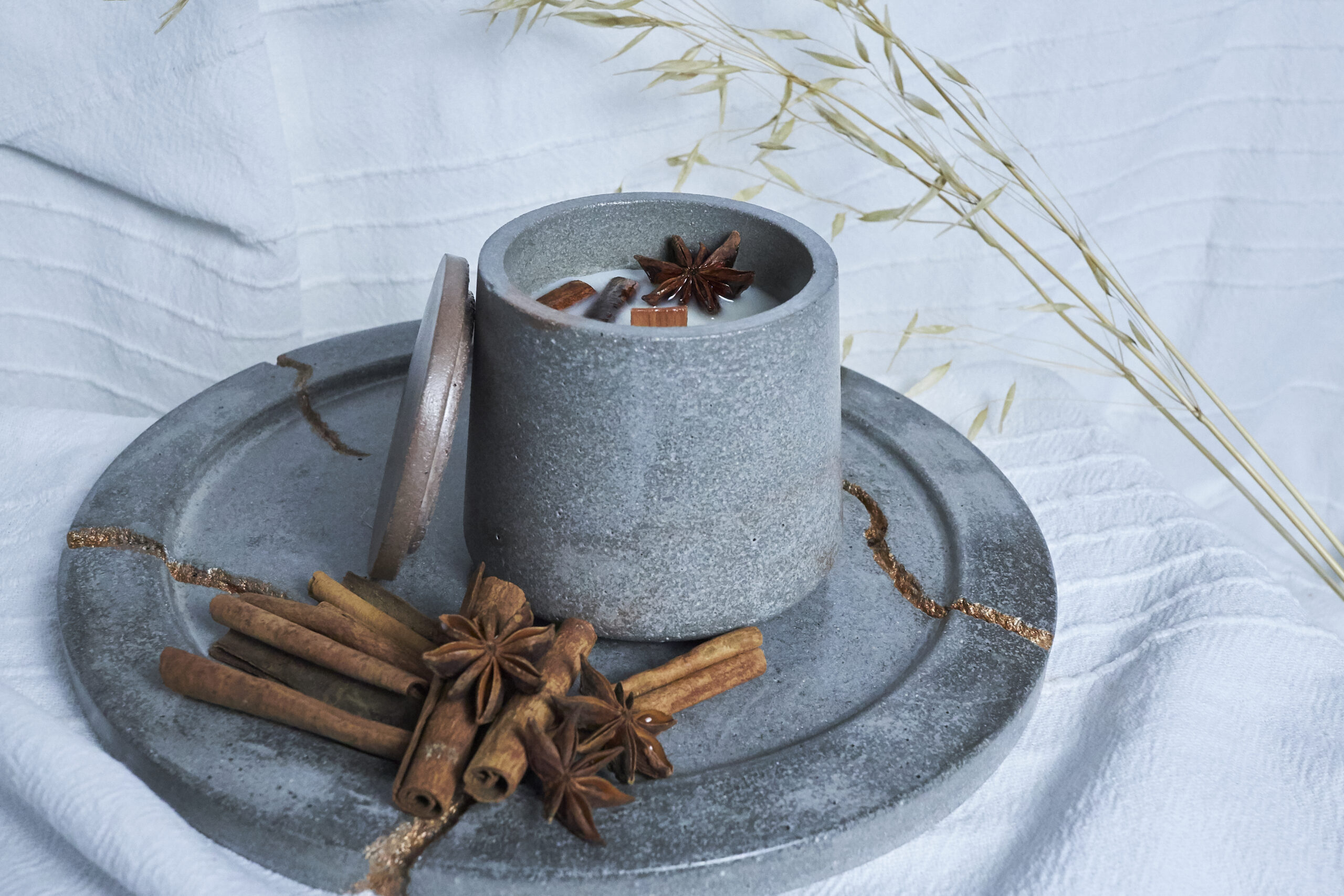 Vela de soja aromática Tardes dulces 1 Detalle de la vela Tardes Dulces en envase de cemento natural