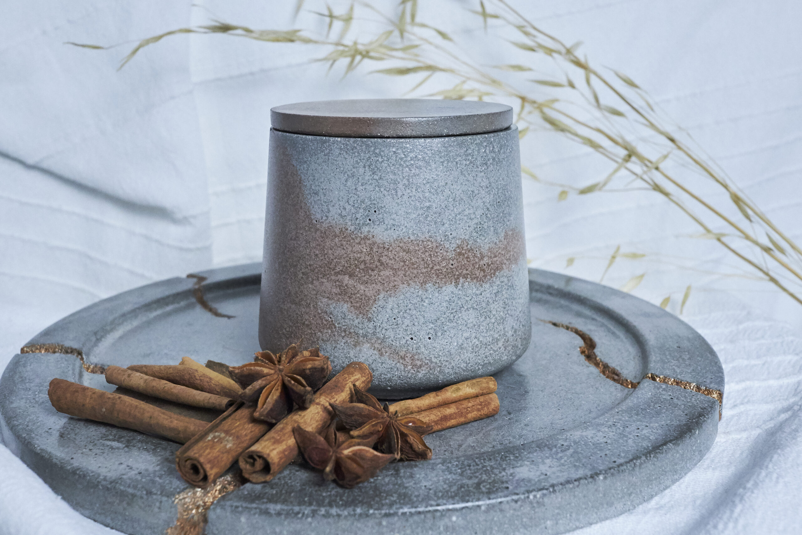 Vela de soja aromática Tardes dulces 2 Detalle de la vela Tardes Dulces en envase de cemento natural