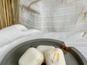 Detalle de los bombones aromáticos de ámbar y sándalo