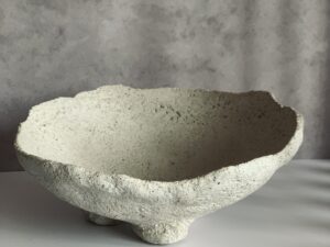Cuenco ORBE, modelado a mano en cemento.